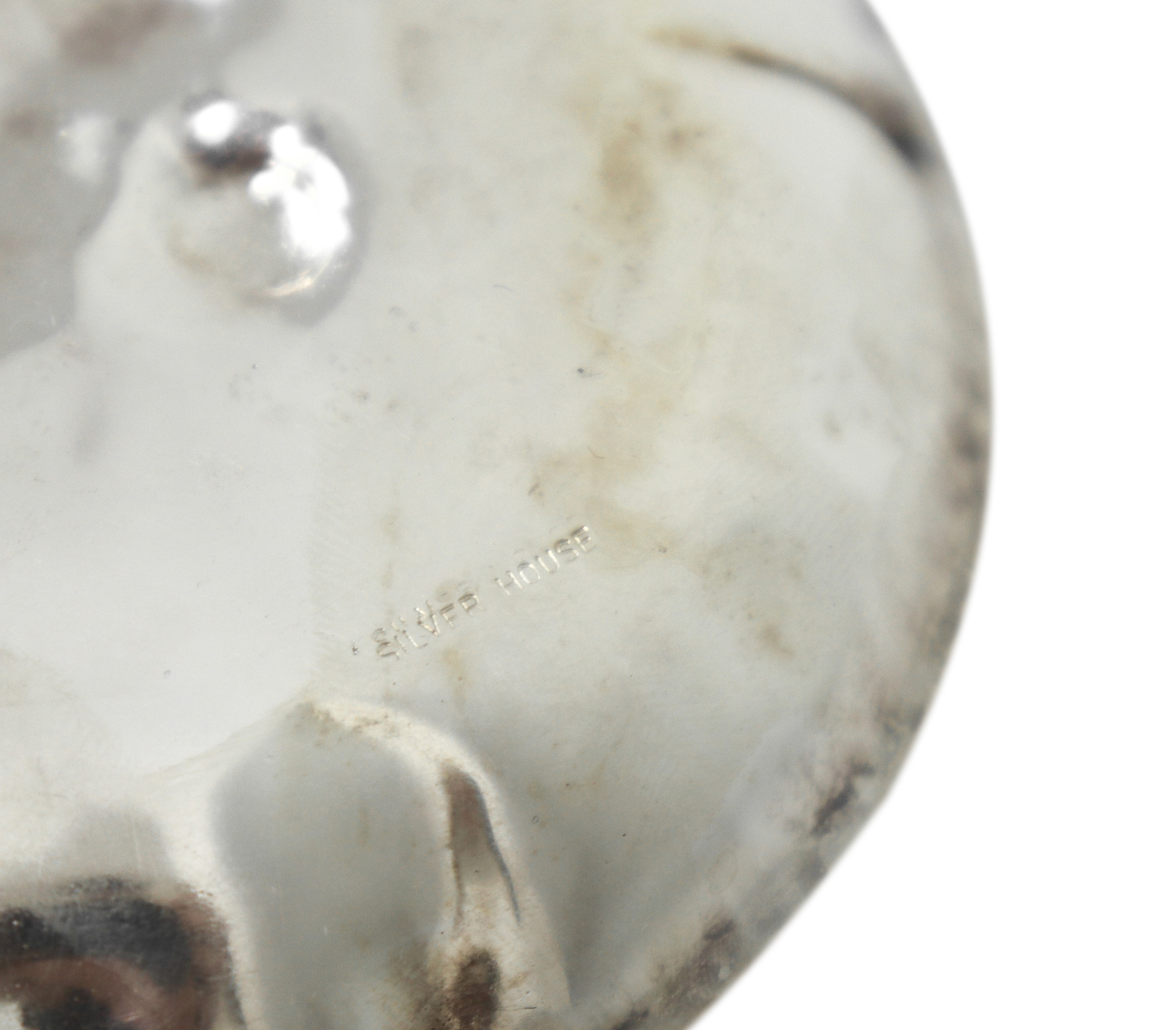 Tris di piattini in silver con decorazioni di frutti a sbalzo in argento, diametri 9,6 - 11,3 - 1...