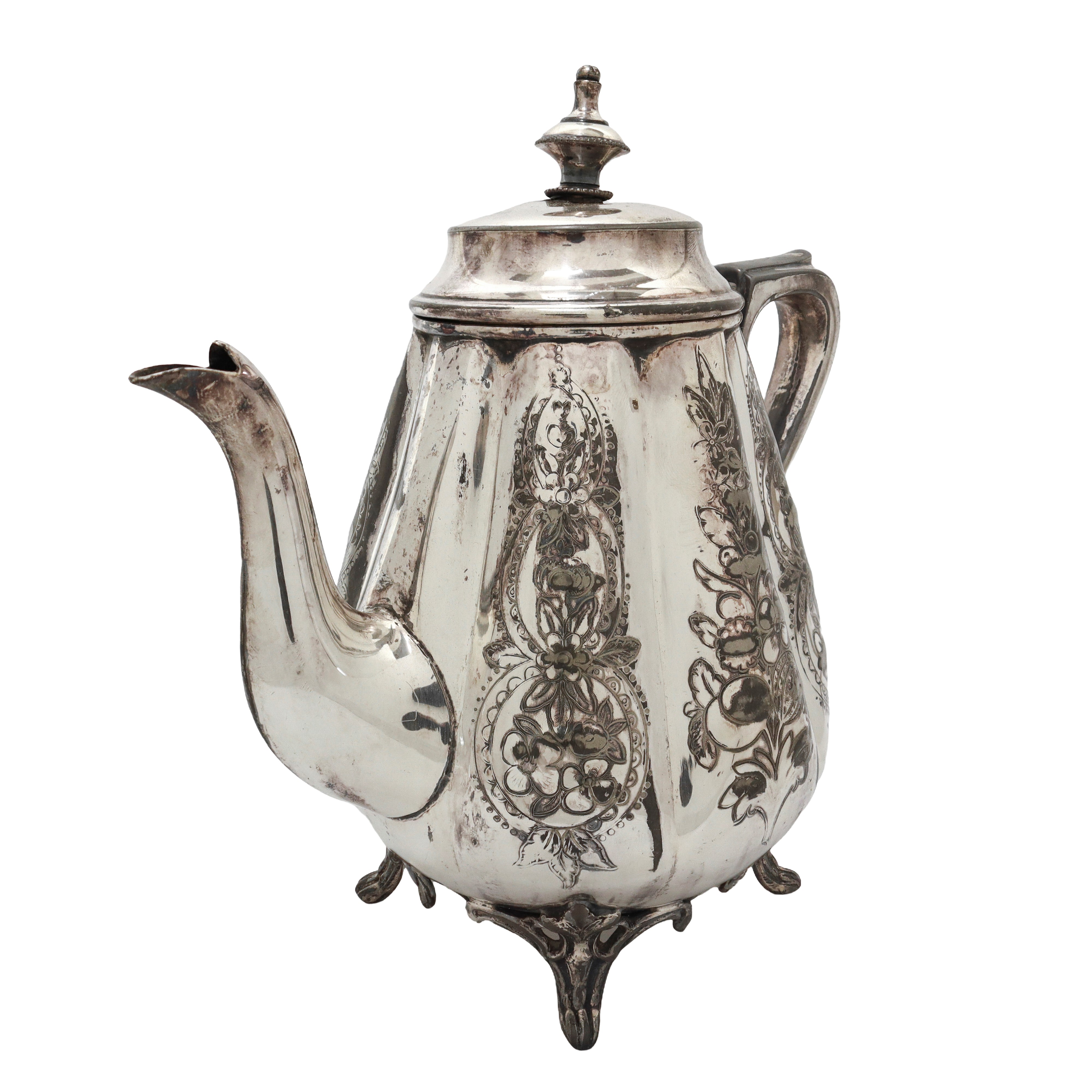 Teiera con lati bombati e decori floreali placcata in argento