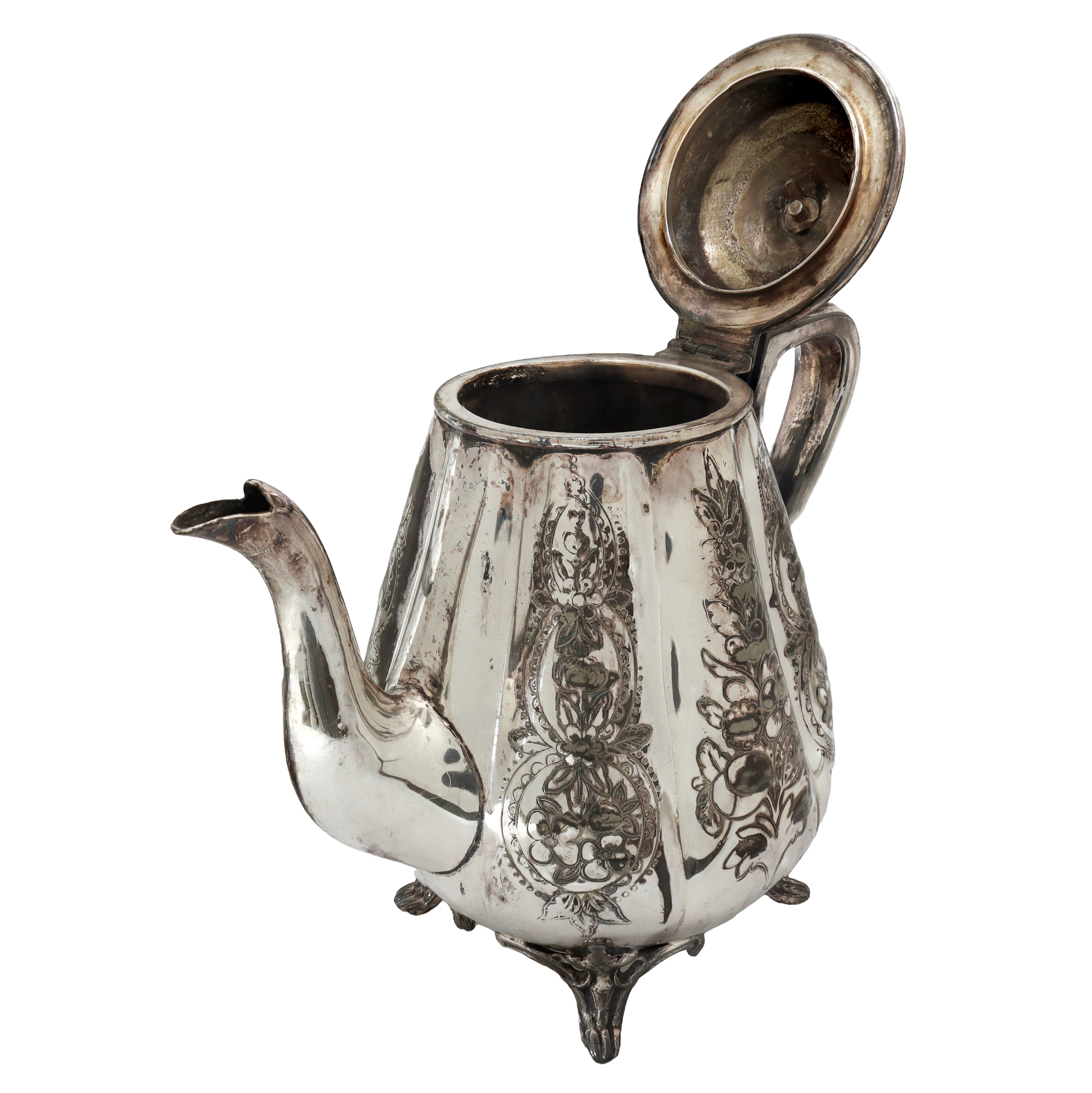 Teiera con lati bombati e decori floreali placcata in argento