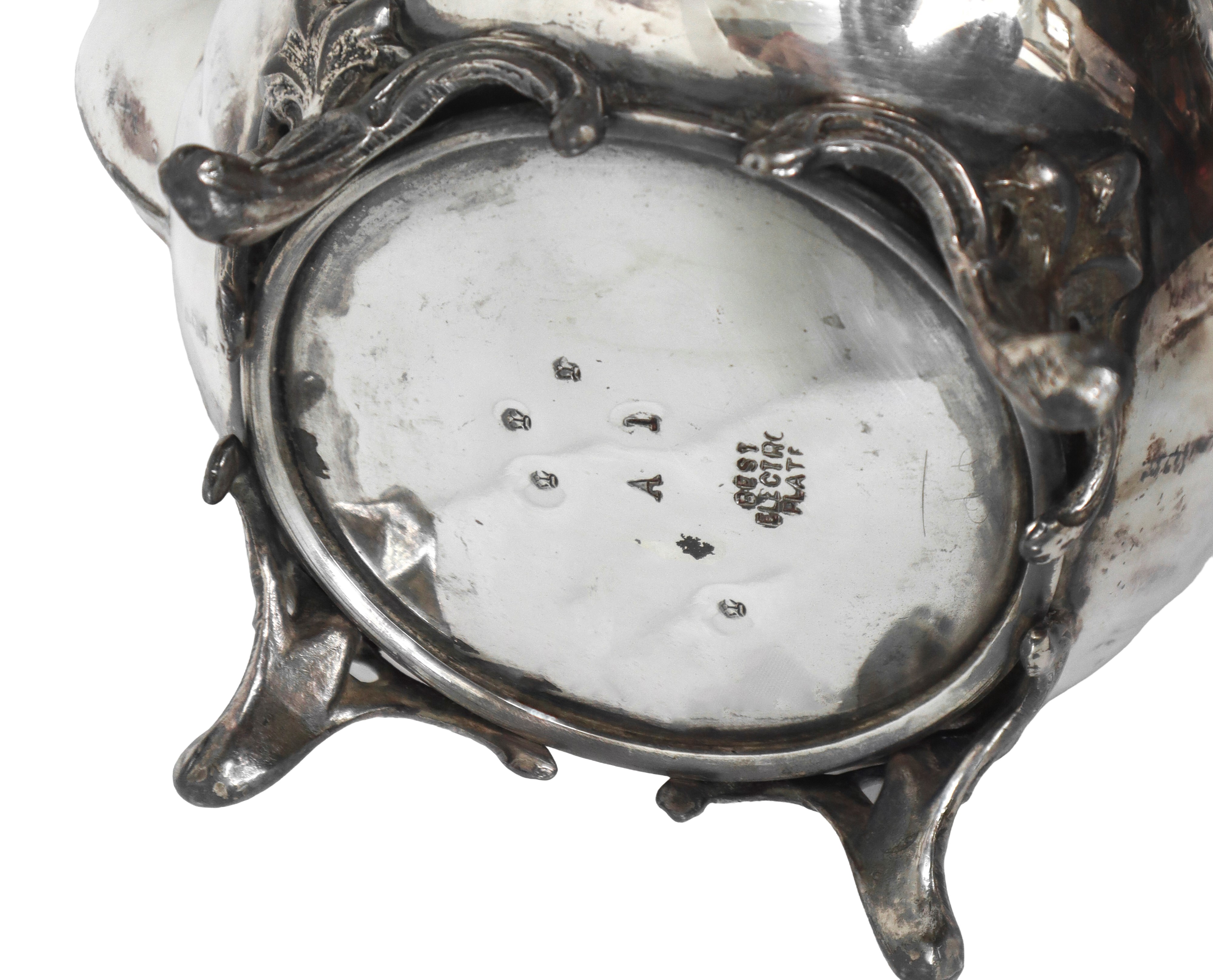 Teiera con lati bombati e decori floreali placcata in argento