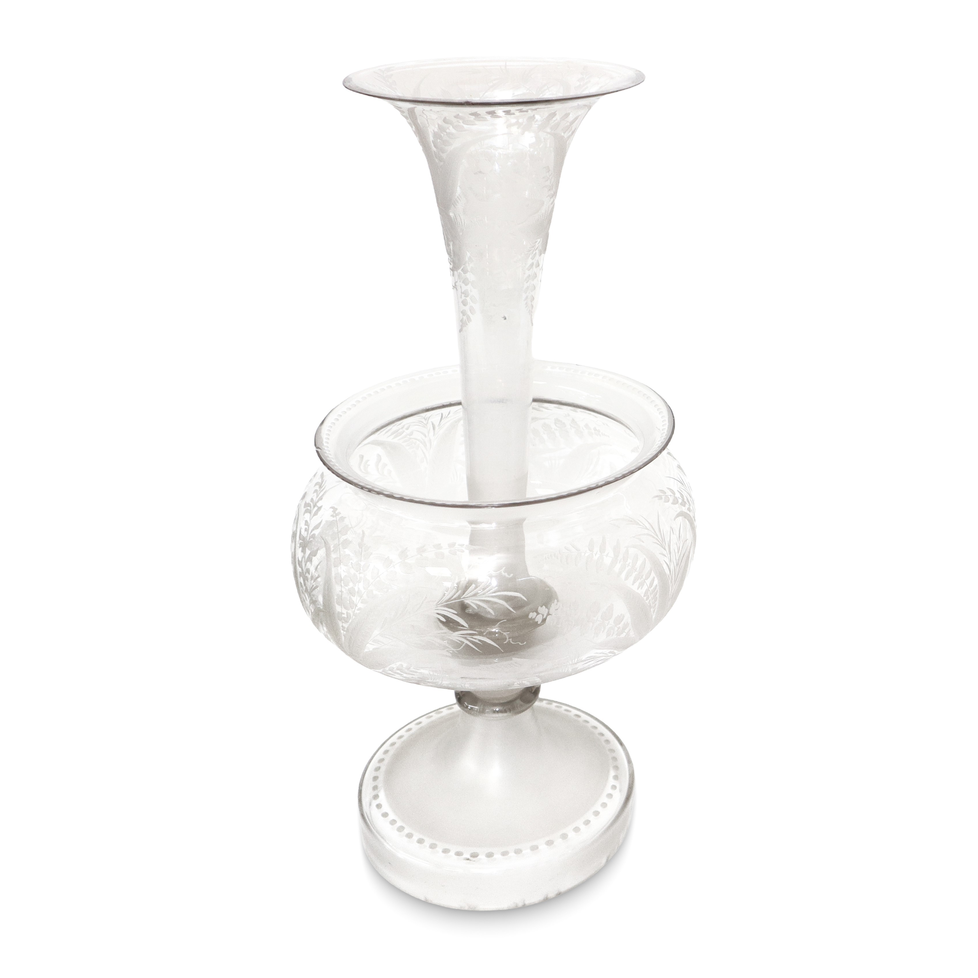 Coppia di vasi Vittoriani a due elementi in vetro bulinato e inciso con decori vegetali e di pesc...