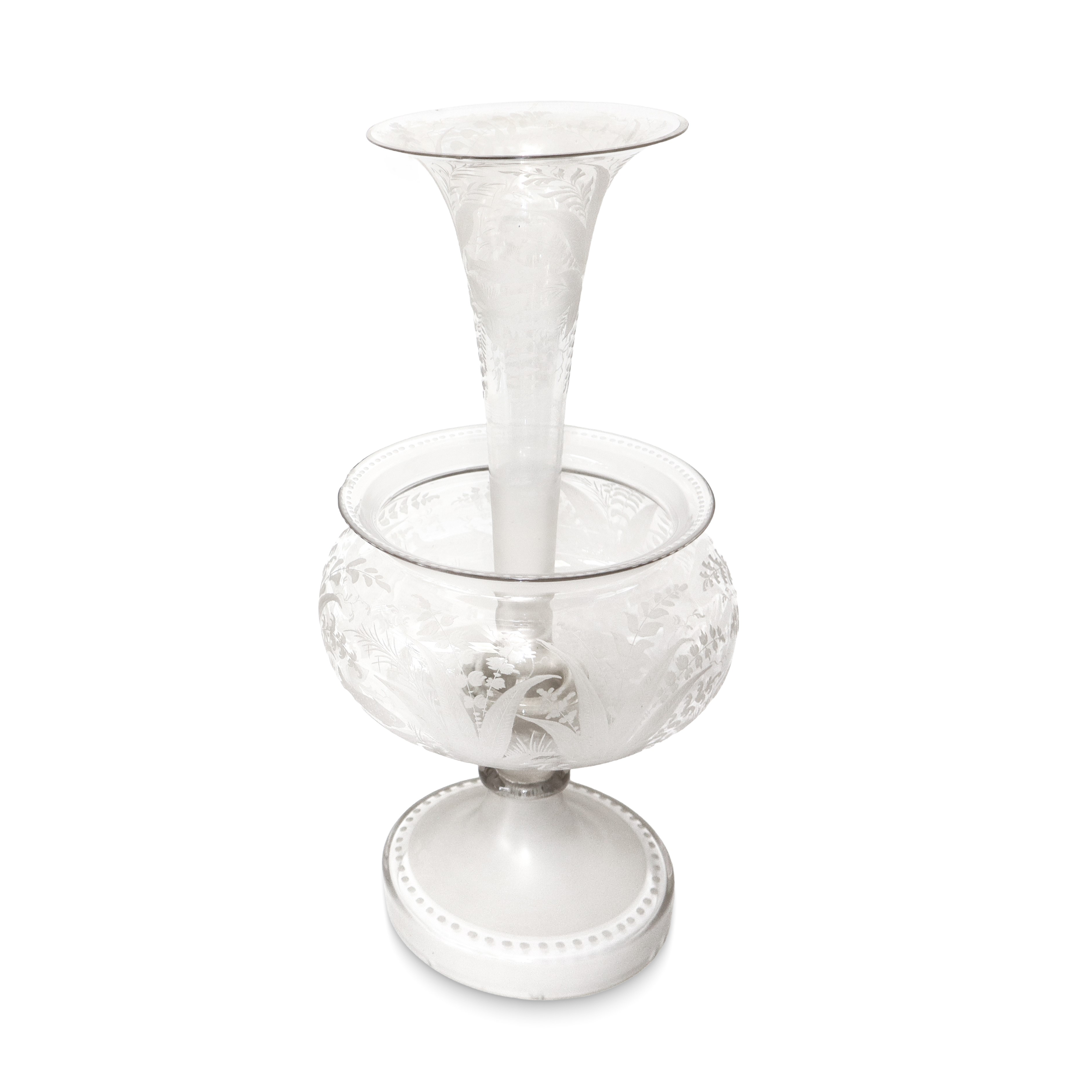 Coppia di vasi Vittoriani a due elementi in vetro bulinato e inciso con decori vegetali e di pesc...