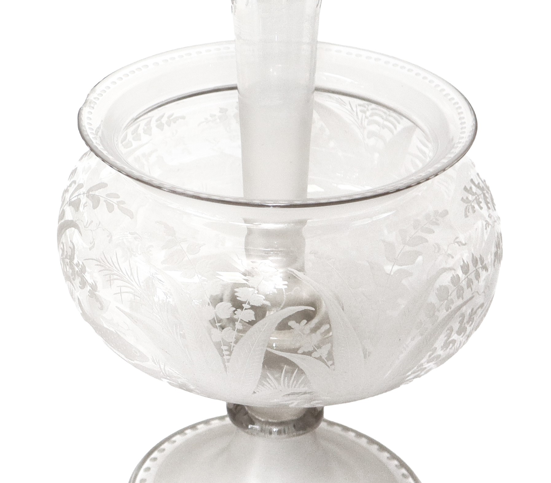 Coppia di vasi Vittoriani a due elementi in vetro bulinato e inciso con decori vegetali e di pesc...