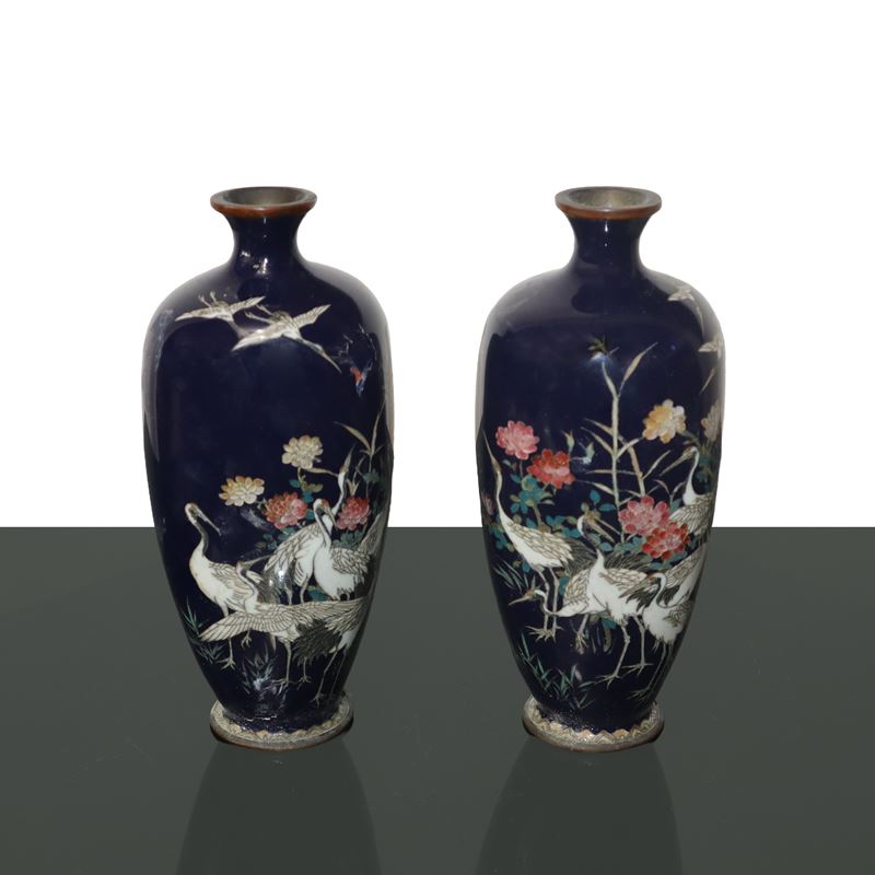 Coppia di Vasi Cloisonne Blu con Decori di Aironi e Fiori