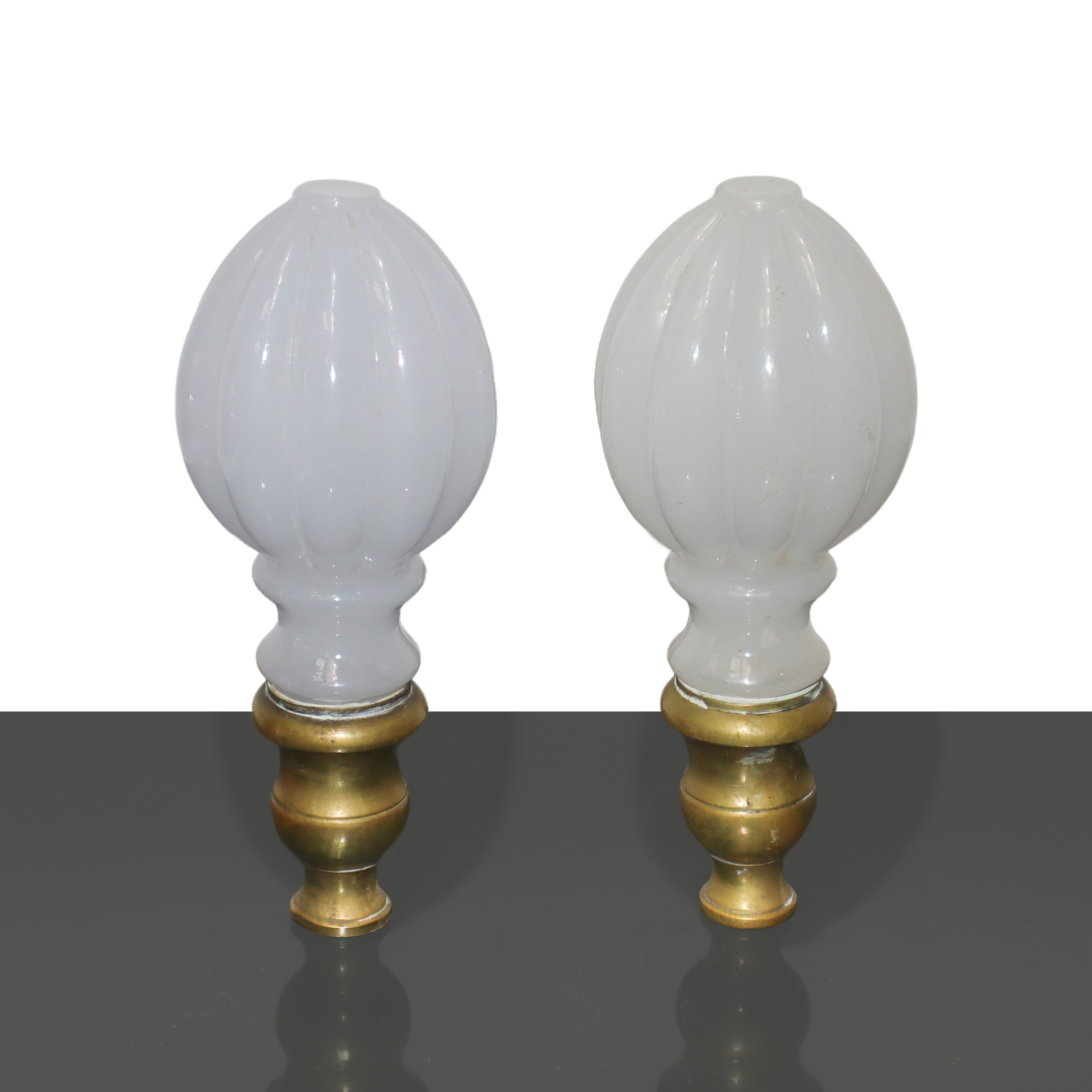 Coppia di Pomoli da Letto in Vetro di Murano Lattimo e Ottone Dorato
