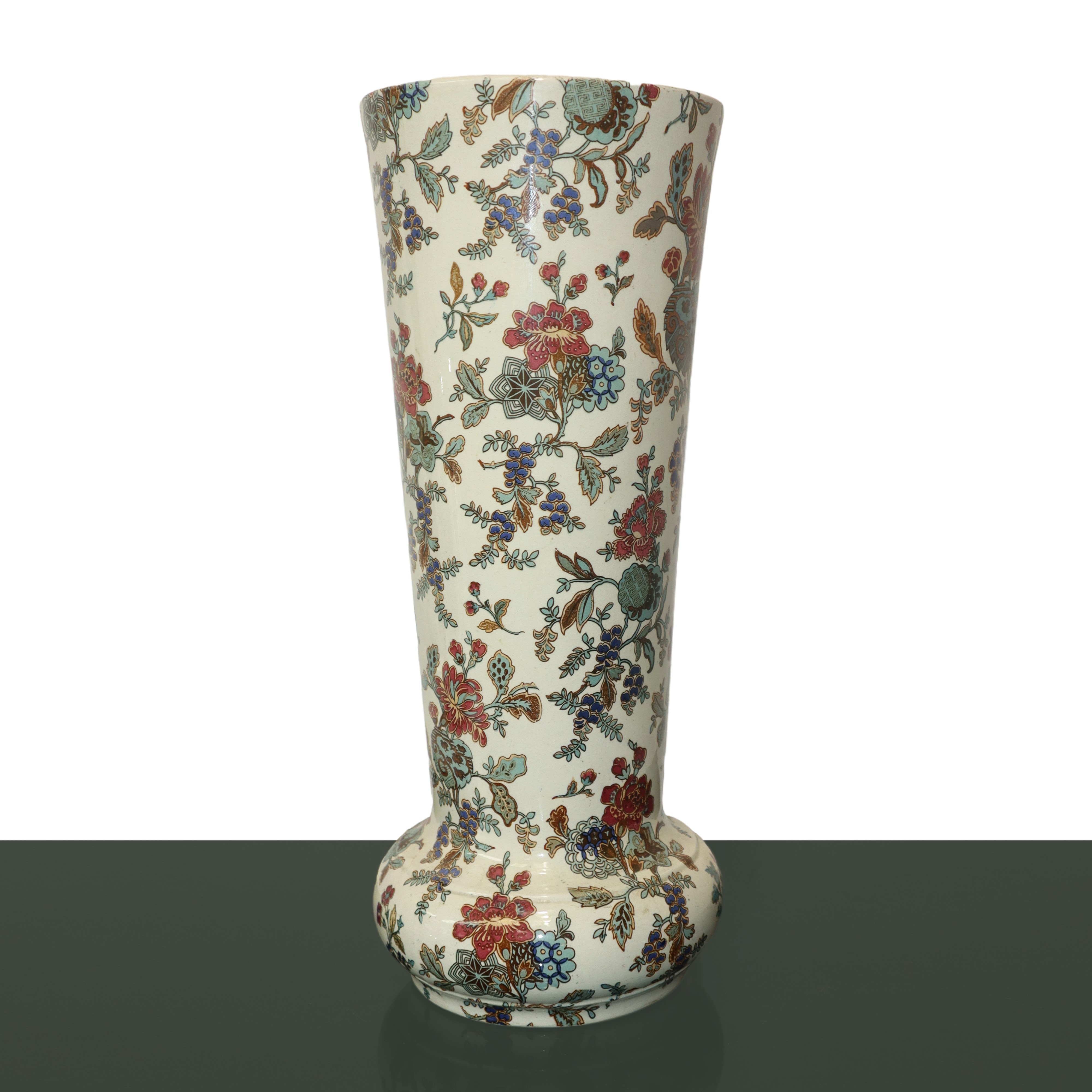 Coppia di vasi in maiolica con decorazioni floreali