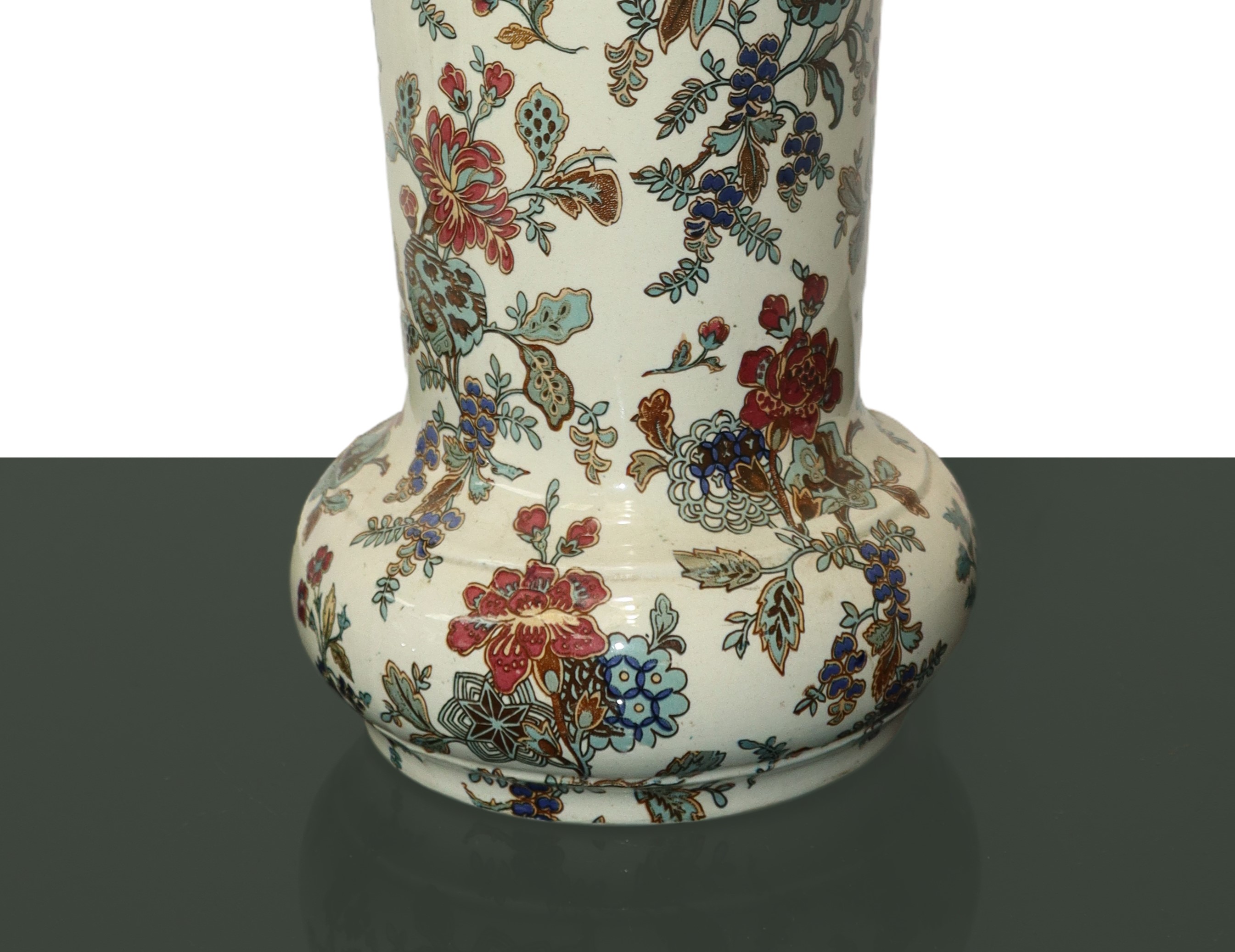 Coppia di vasi in maiolica con decorazioni floreali