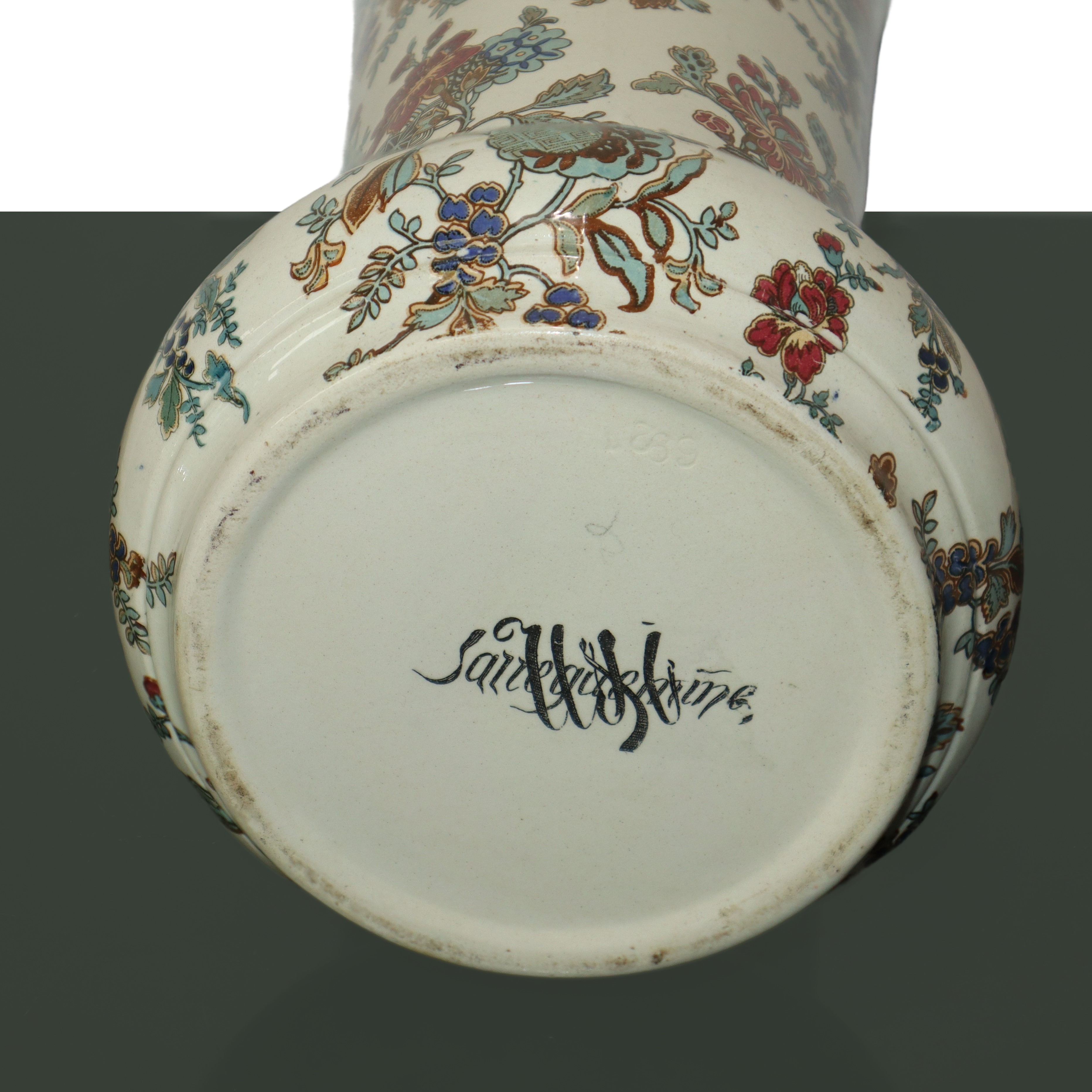 Coppia di vasi in maiolica con decorazioni floreali