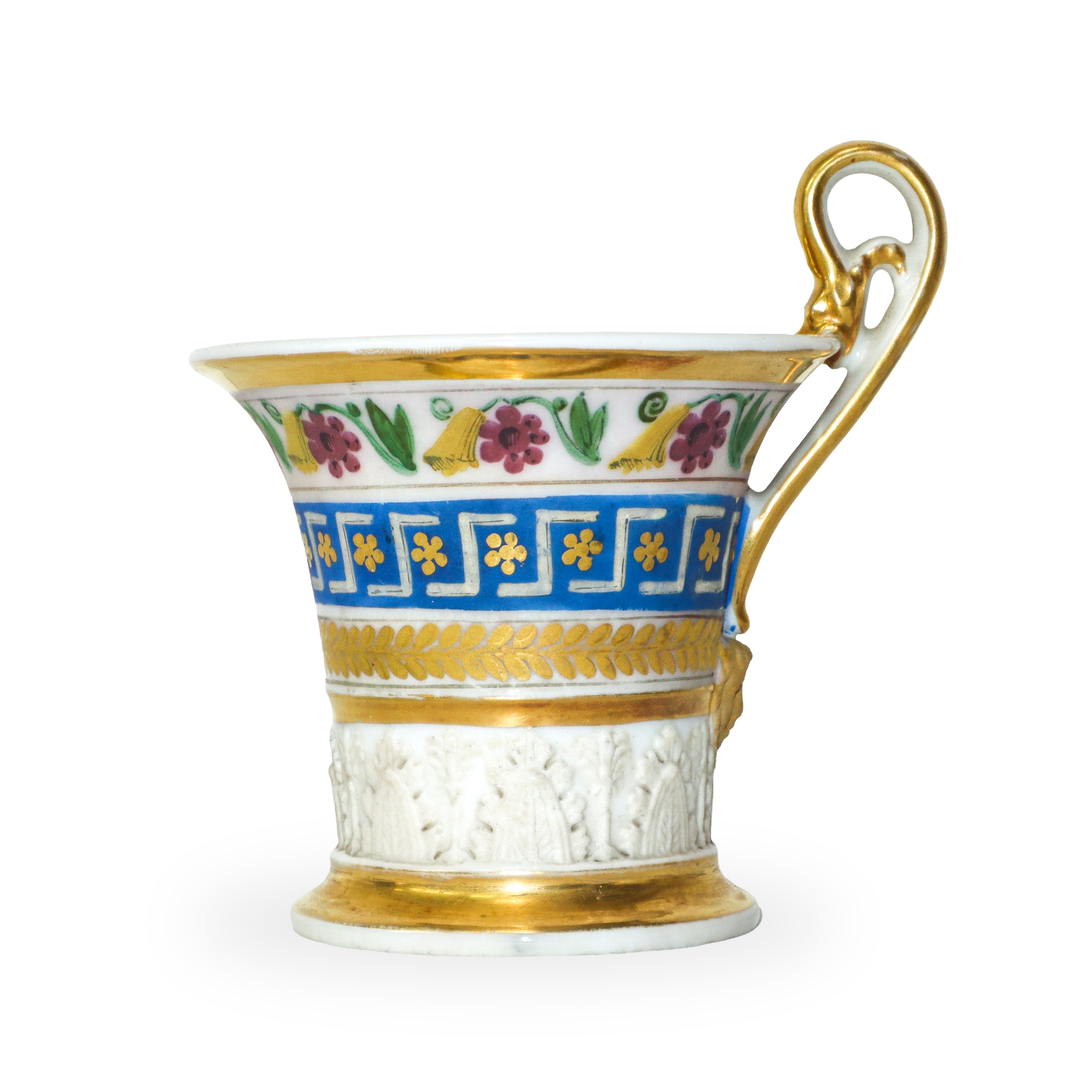 Coppia di tazzine e piattini Impero in porcellana dorata in ormolu e decori vegetali policromi