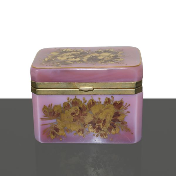 Opaline F.lli Ferro - Rose quartz jewelry box decorated with golden flowers