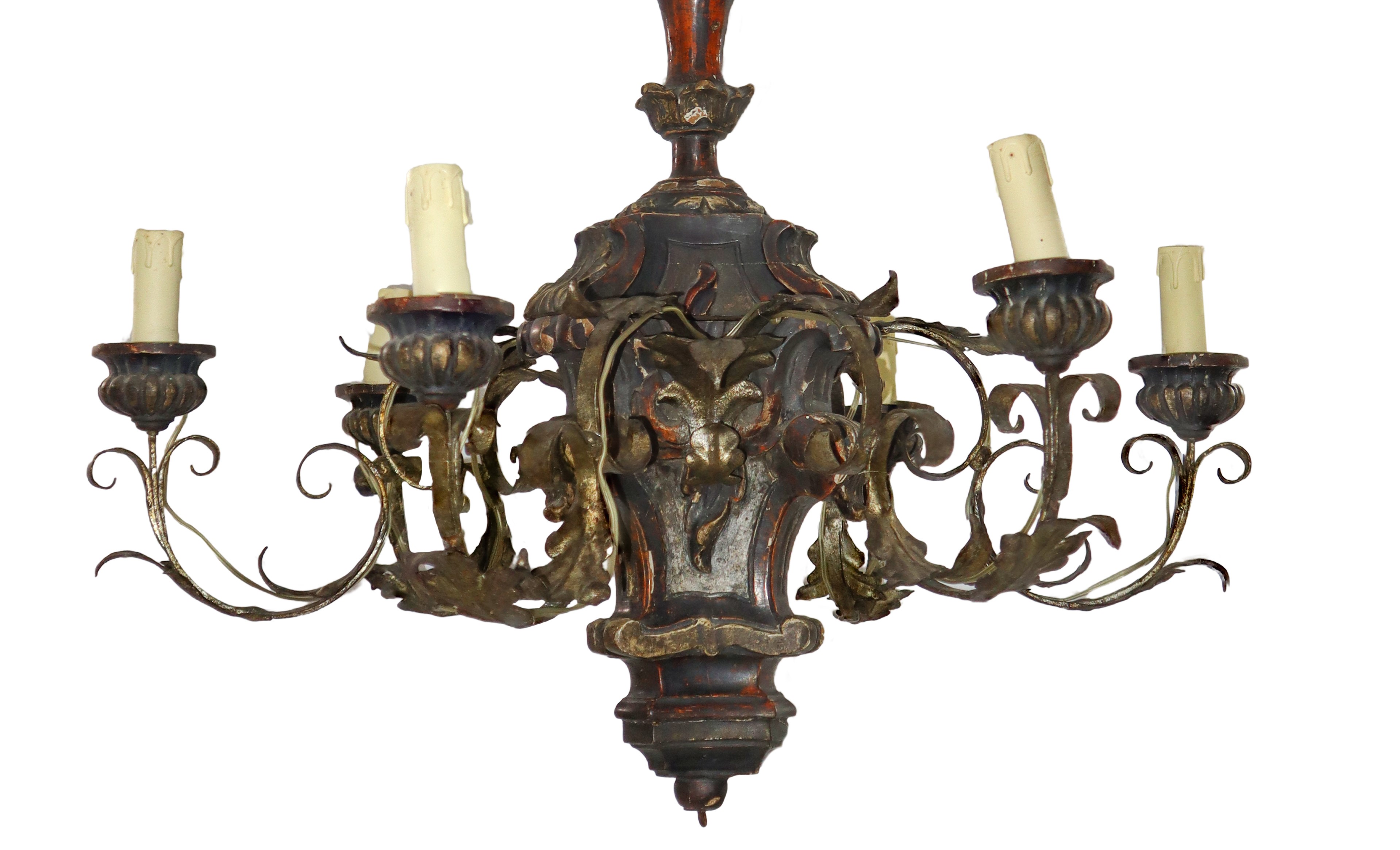 Lampadario a 6 luci con stelo in legno scolpito e bracci in metallo dorato sagomati a foglie