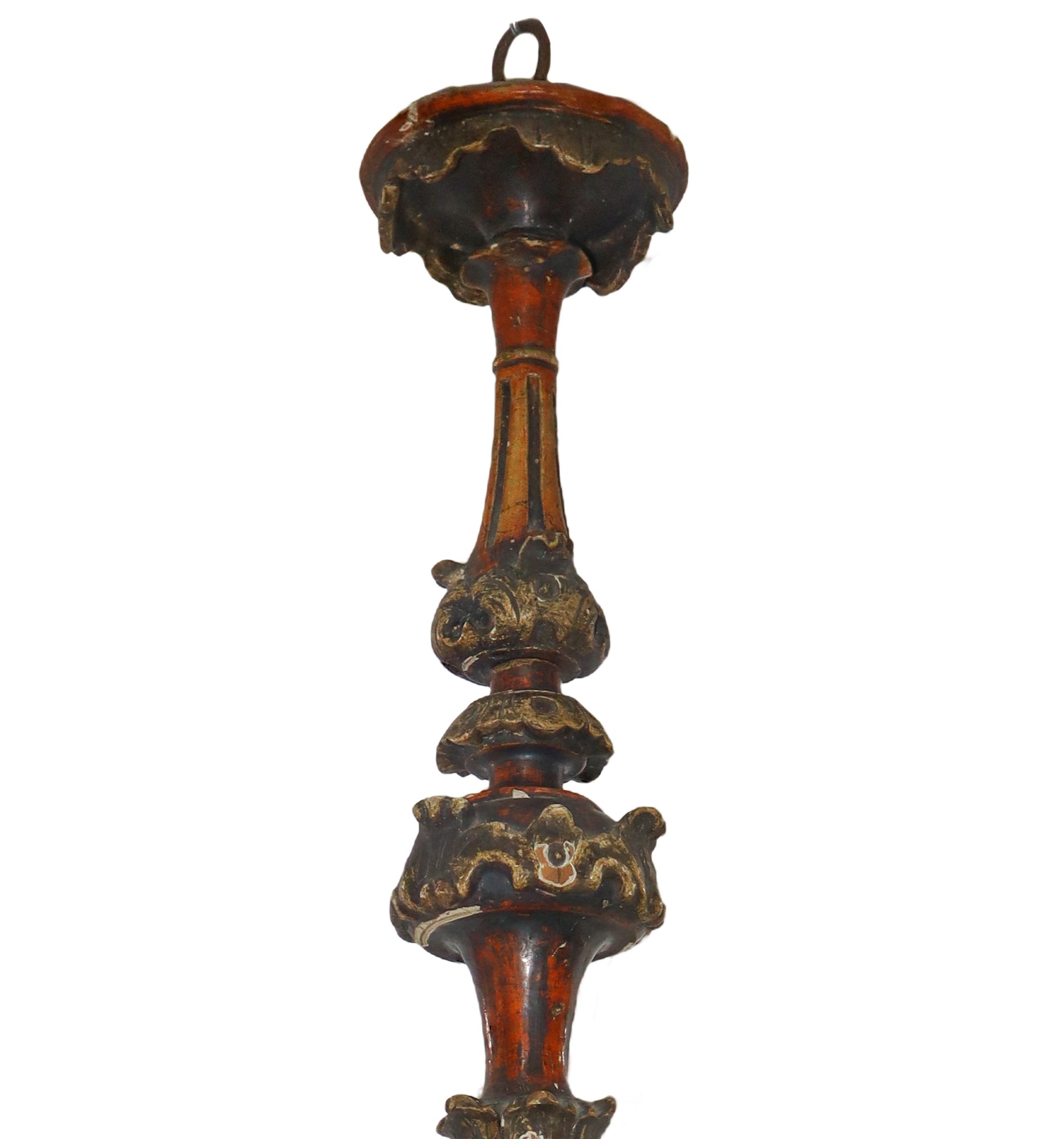 Lampadario a 6 luci con stelo in legno scolpito e bracci in metallo dorato sagomati a foglie