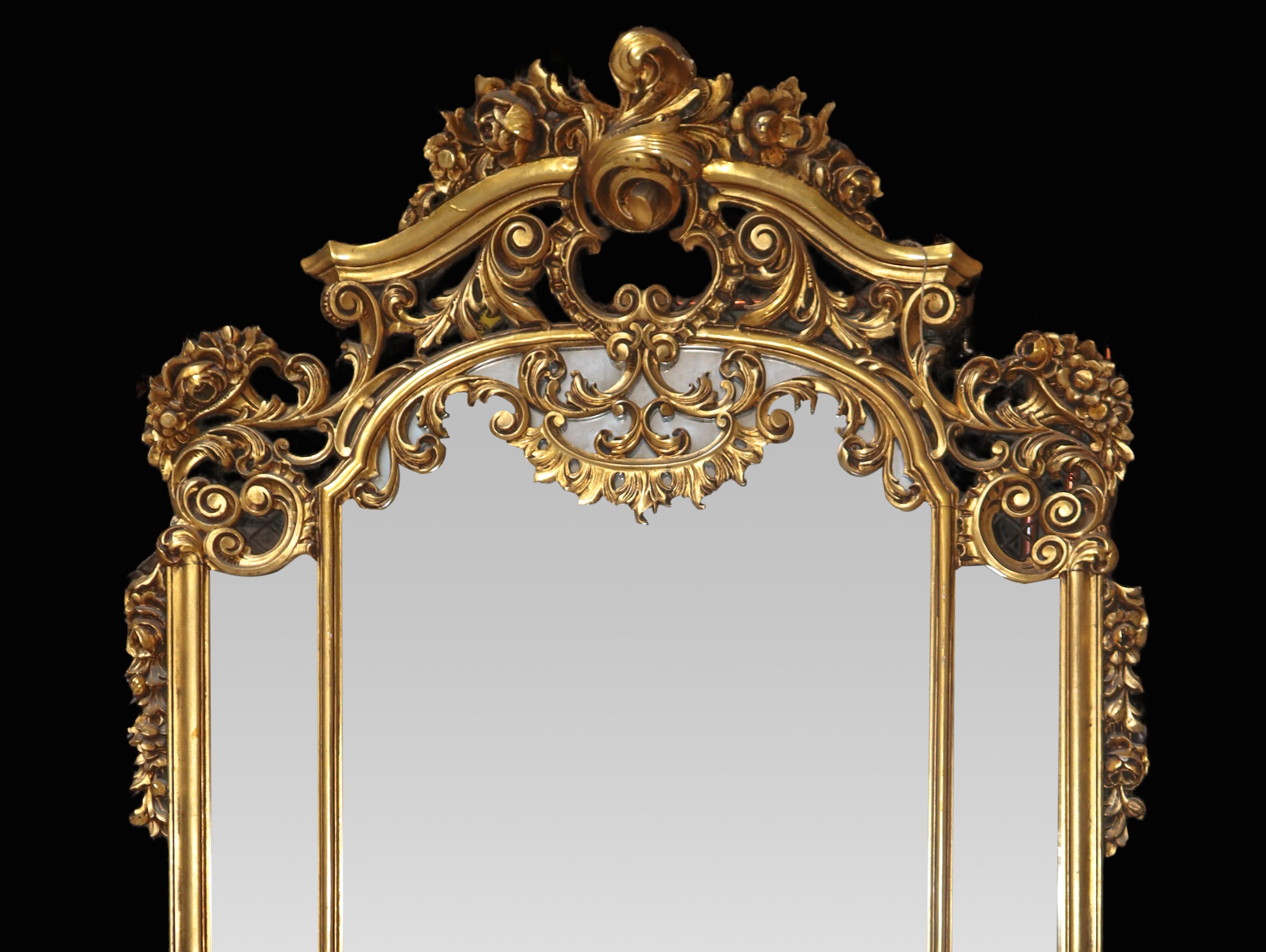 Console con specchiera nello stile barocco dorata a foglie