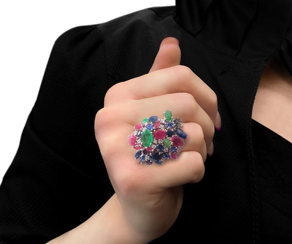 Ring in 750 white gold and precious stones: emeralds, sapphires, rubies, brilliant cut diamonds