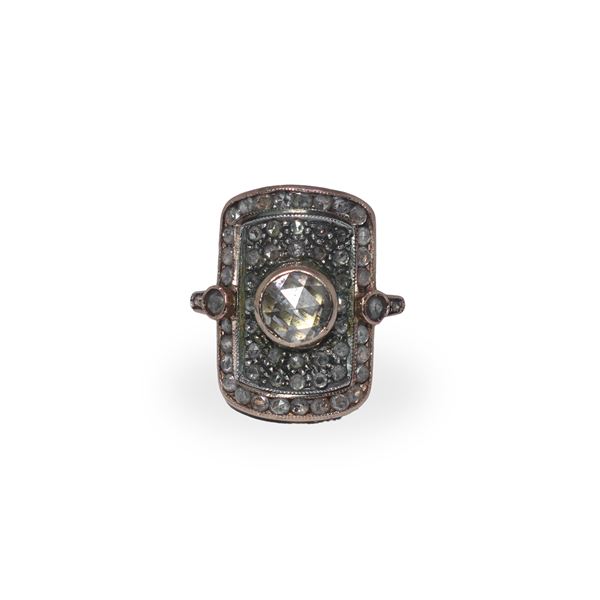 Kt gold and silver ring with rectangular diamonds with brilliant cut diamonds and central diamond