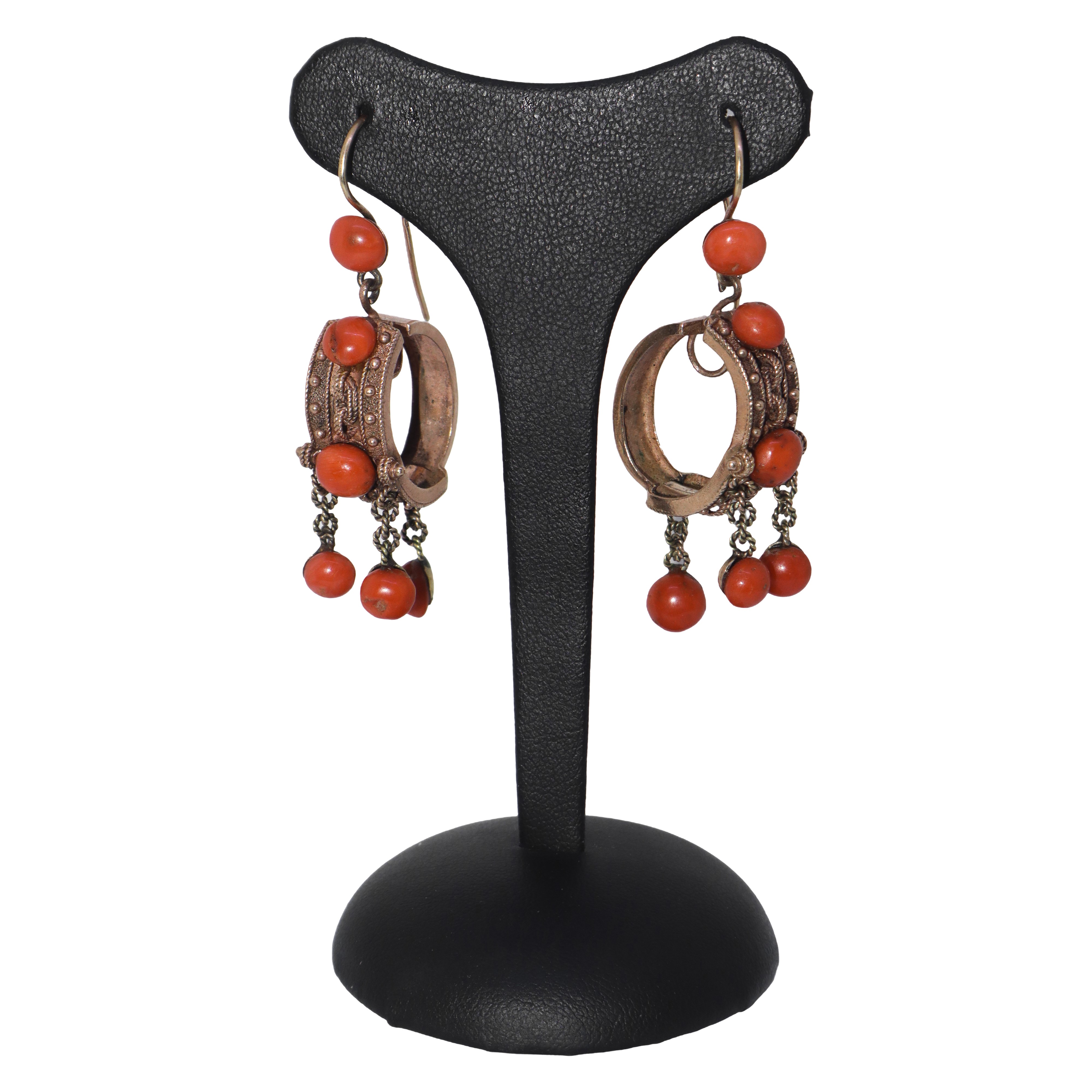 Orecchini con pendente a boccolo in oro giallo a basso titolo e corallo