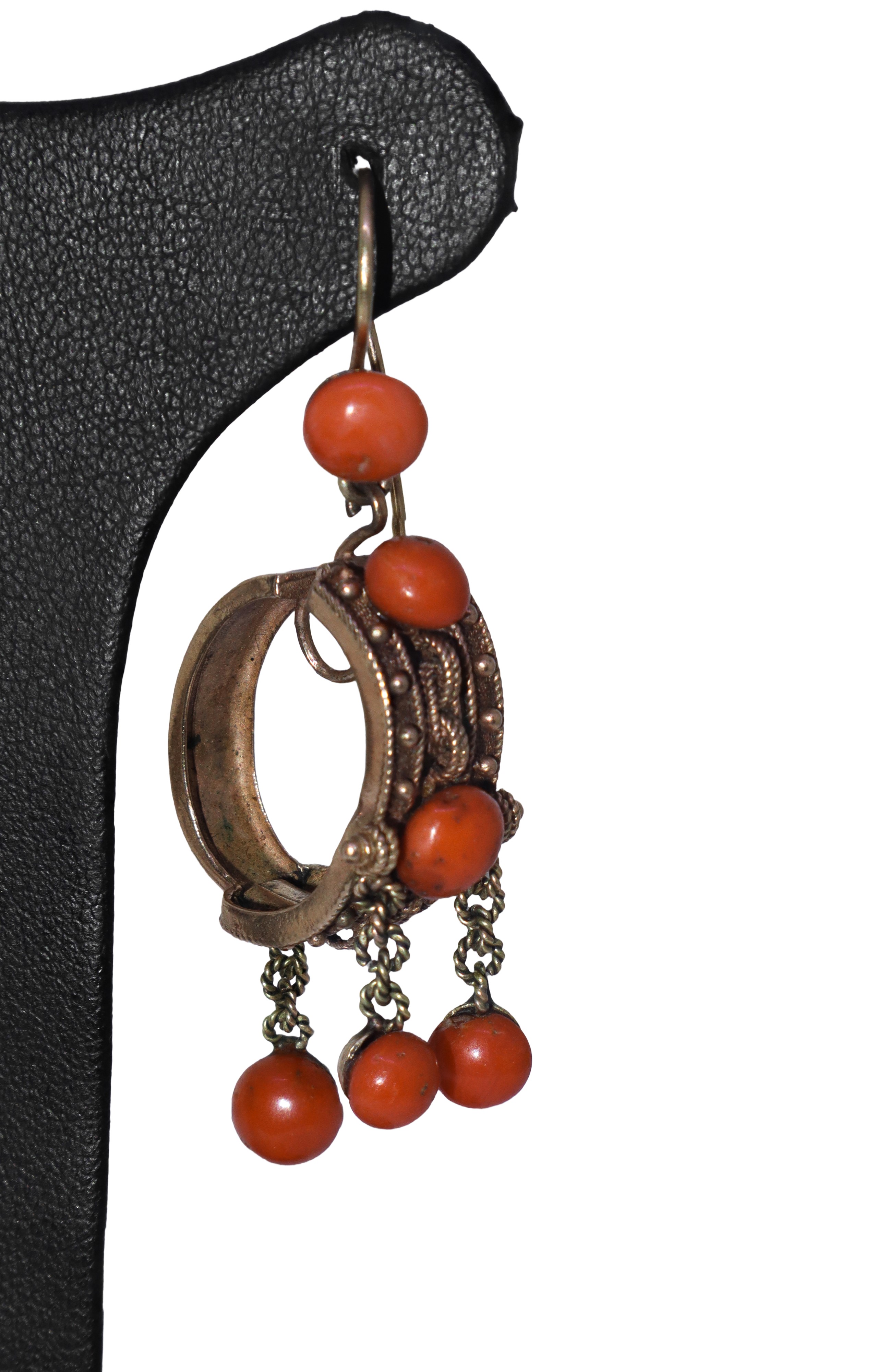 Orecchini con pendente a boccolo in oro giallo a basso titolo e corallo