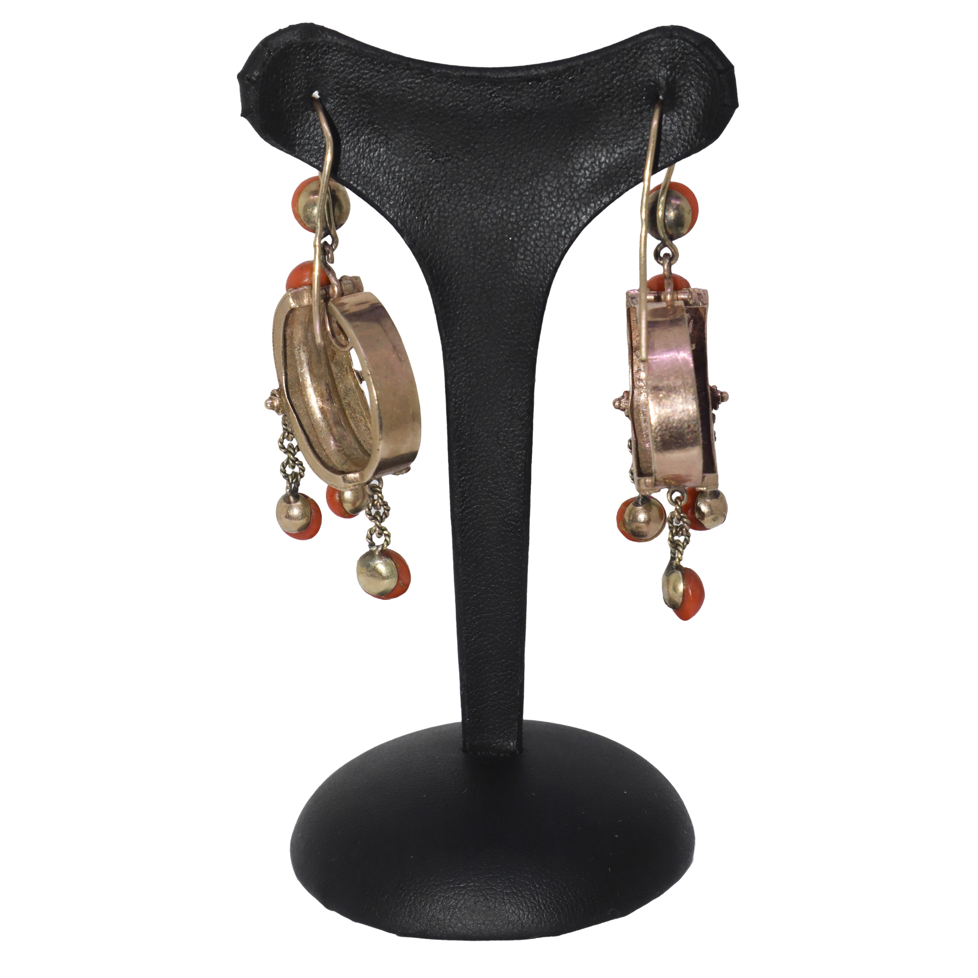 Orecchini con pendente a boccolo in oro giallo a basso titolo e corallo