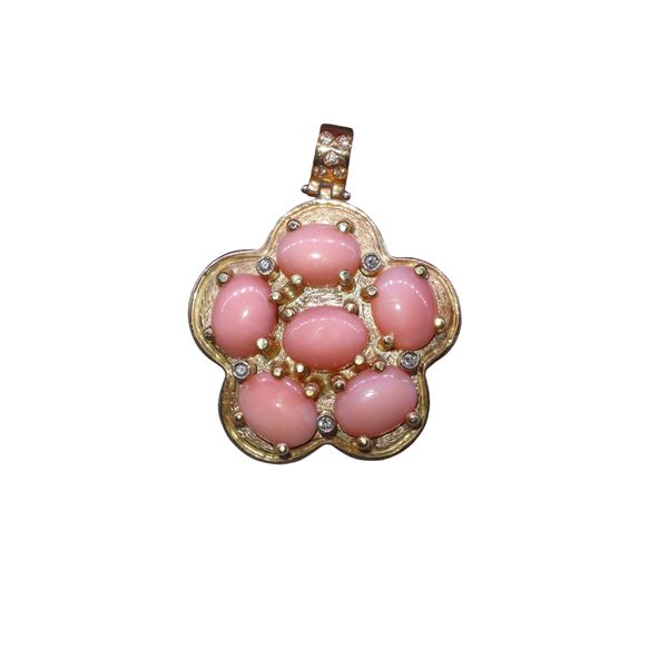 Pendant in 750 kt yellow gold, with pink coral and brilliant-cut diamonds