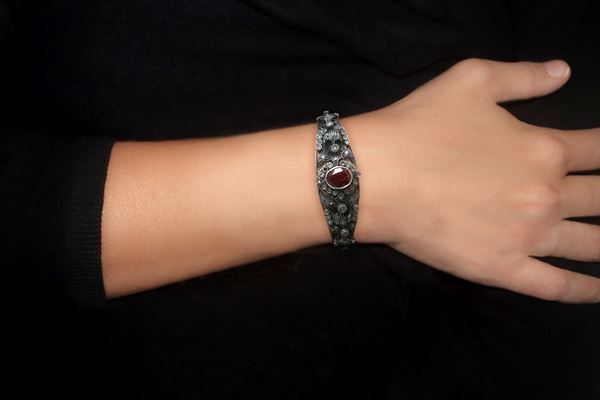 Rigid bracelet in 9 kt gold and silver with central ruby and brilliant-cut diamonds