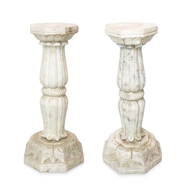 Pair of carved marble columns with octagonal base, central column with a cordoned edge and octagonal capital with leaves