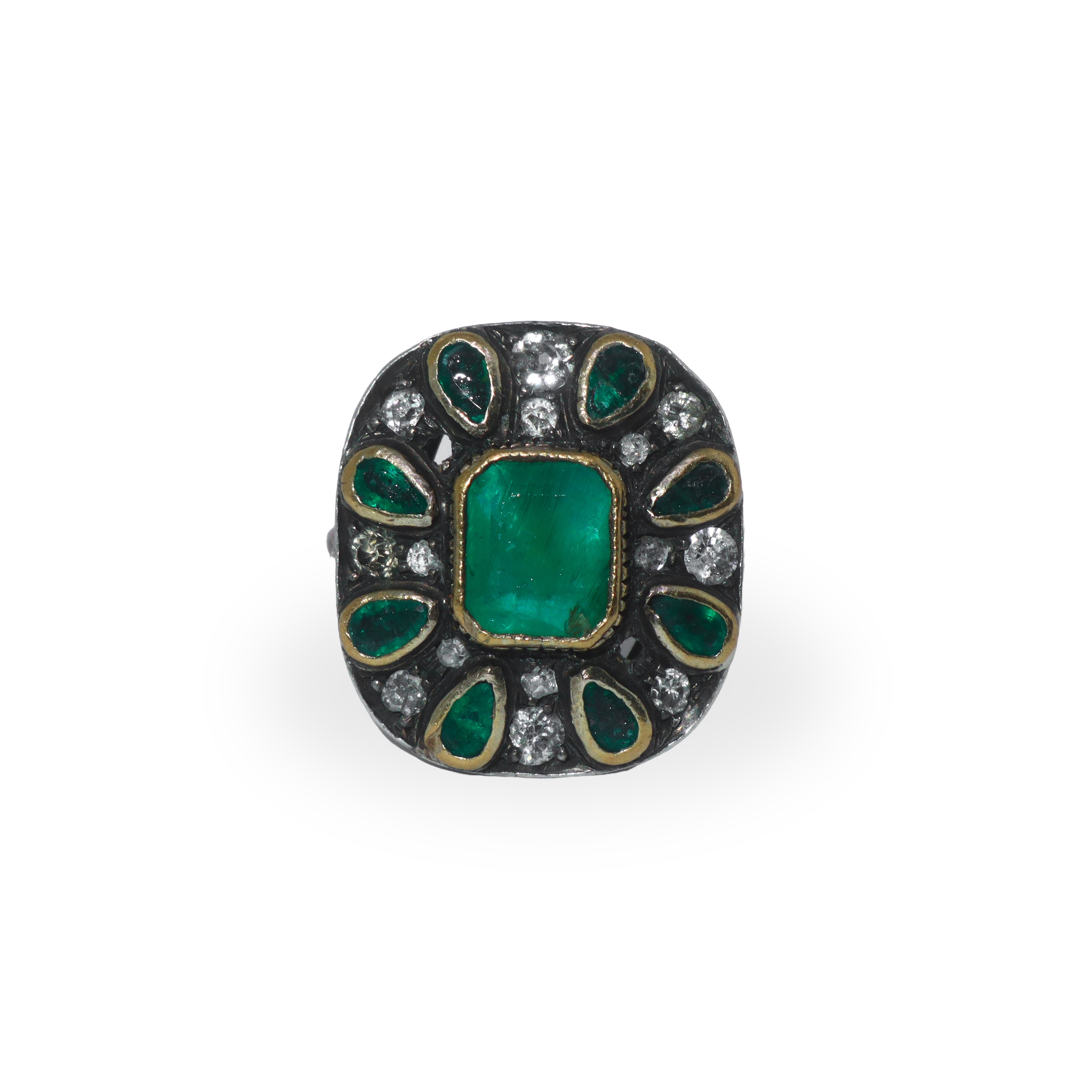 Anello in Oro Giallo Basso Titolo e Argento con Smeraldo Centrale e Ghiera con Gocce di Radice di...