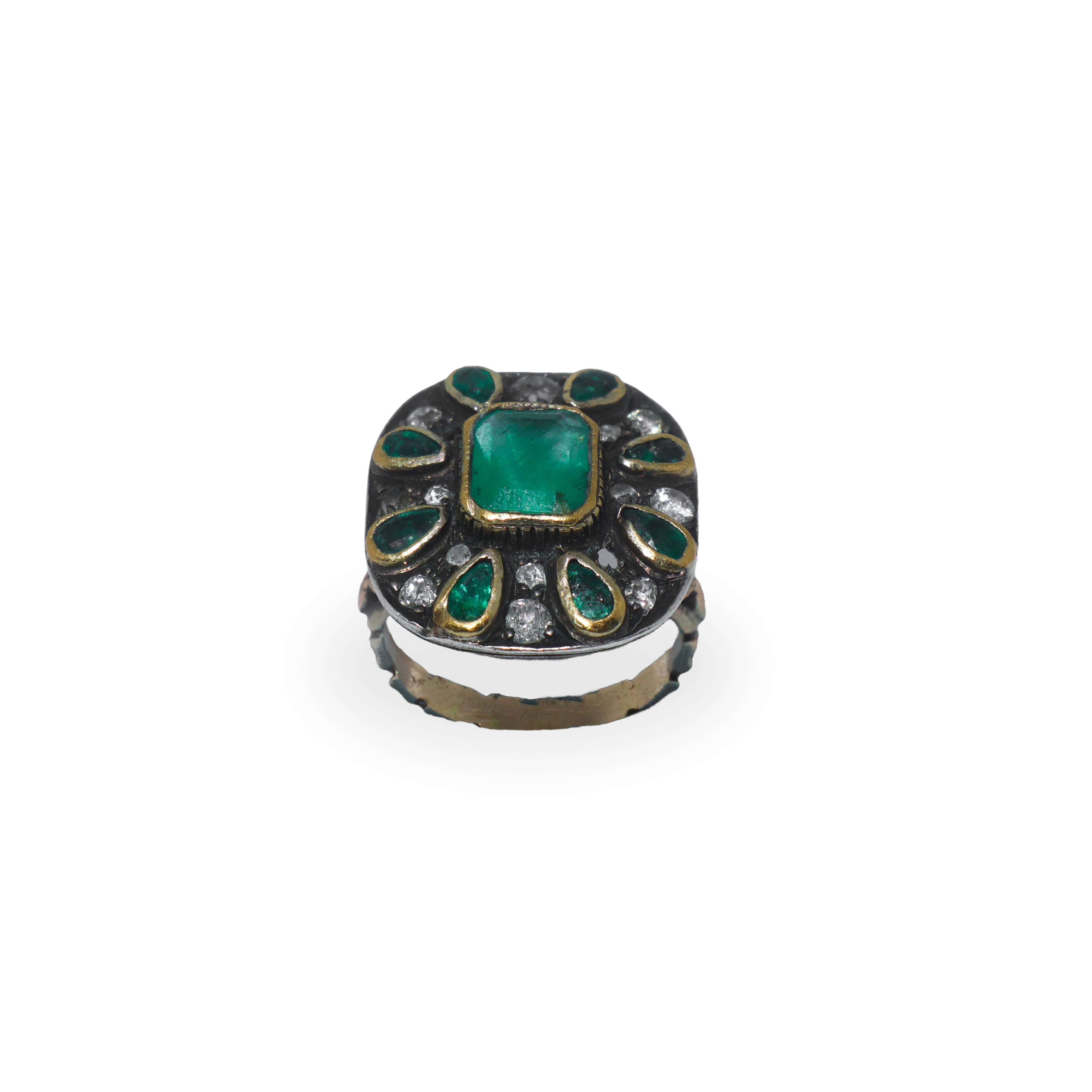 Anello in Oro Giallo Basso Titolo e Argento con Smeraldo Centrale e Ghiera con Gocce di Radice di...