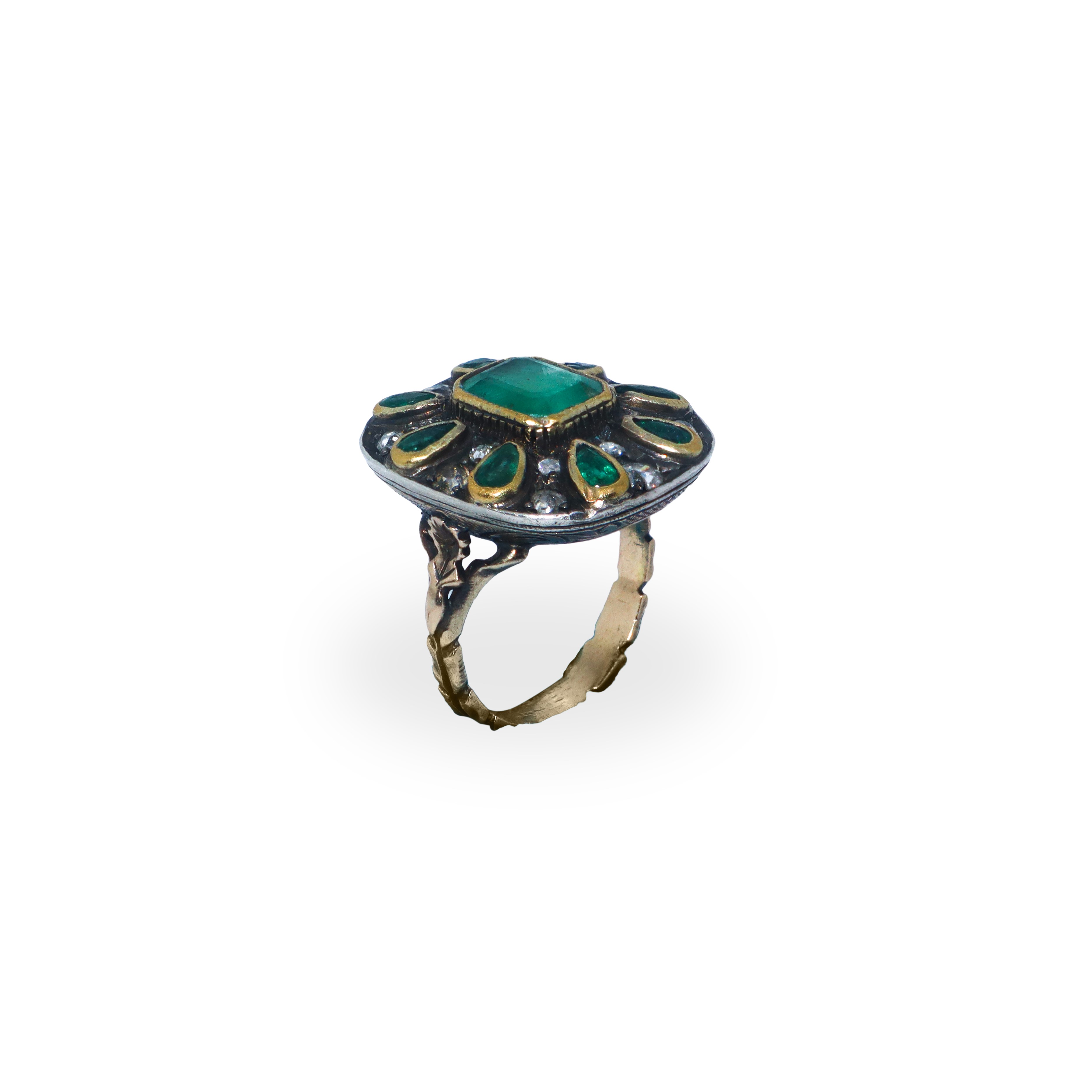 Anello in Oro Giallo Basso Titolo e Argento con Smeraldo Centrale e Ghiera con Gocce di Radice di...