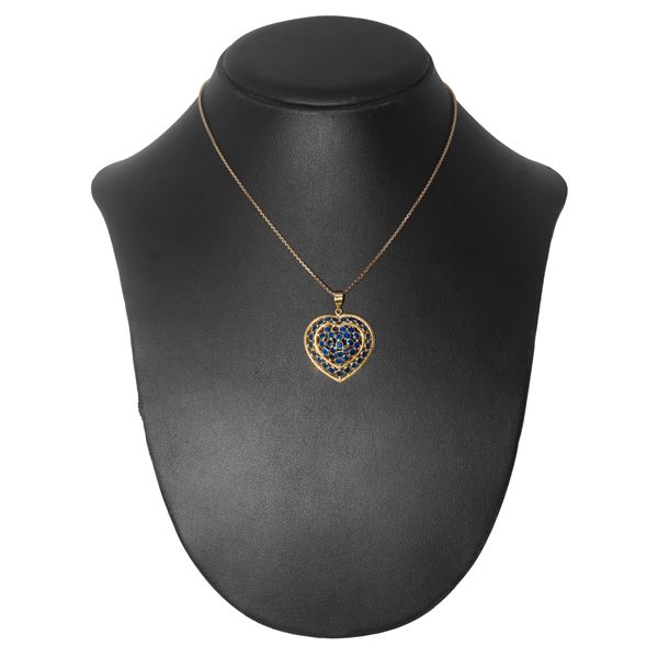 Heart pendant in 18 kt yellow gold and sapphires with gold necklace.