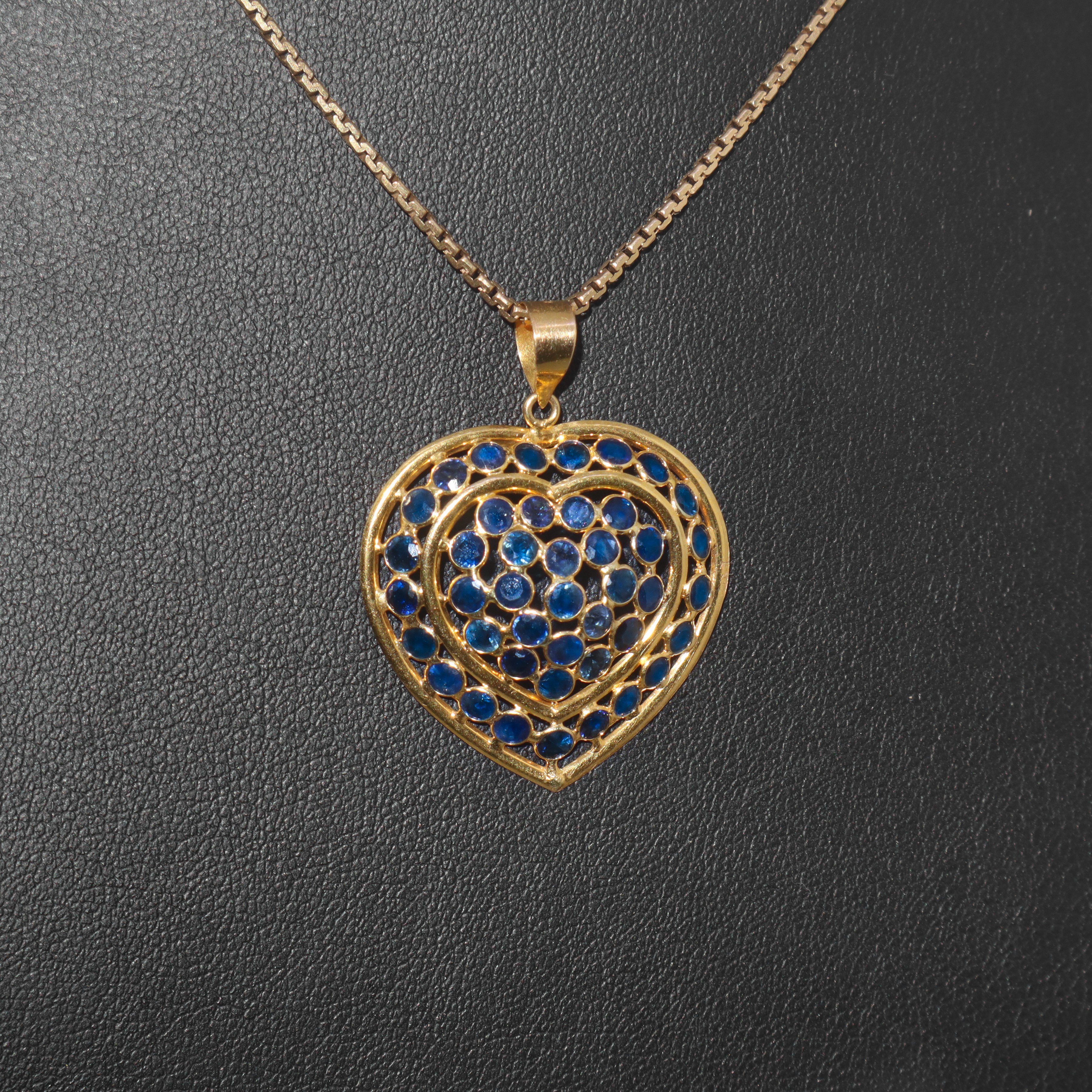 Ciondolo a cuore in oro giallo 18 kt e zaffiri con collana in oro.