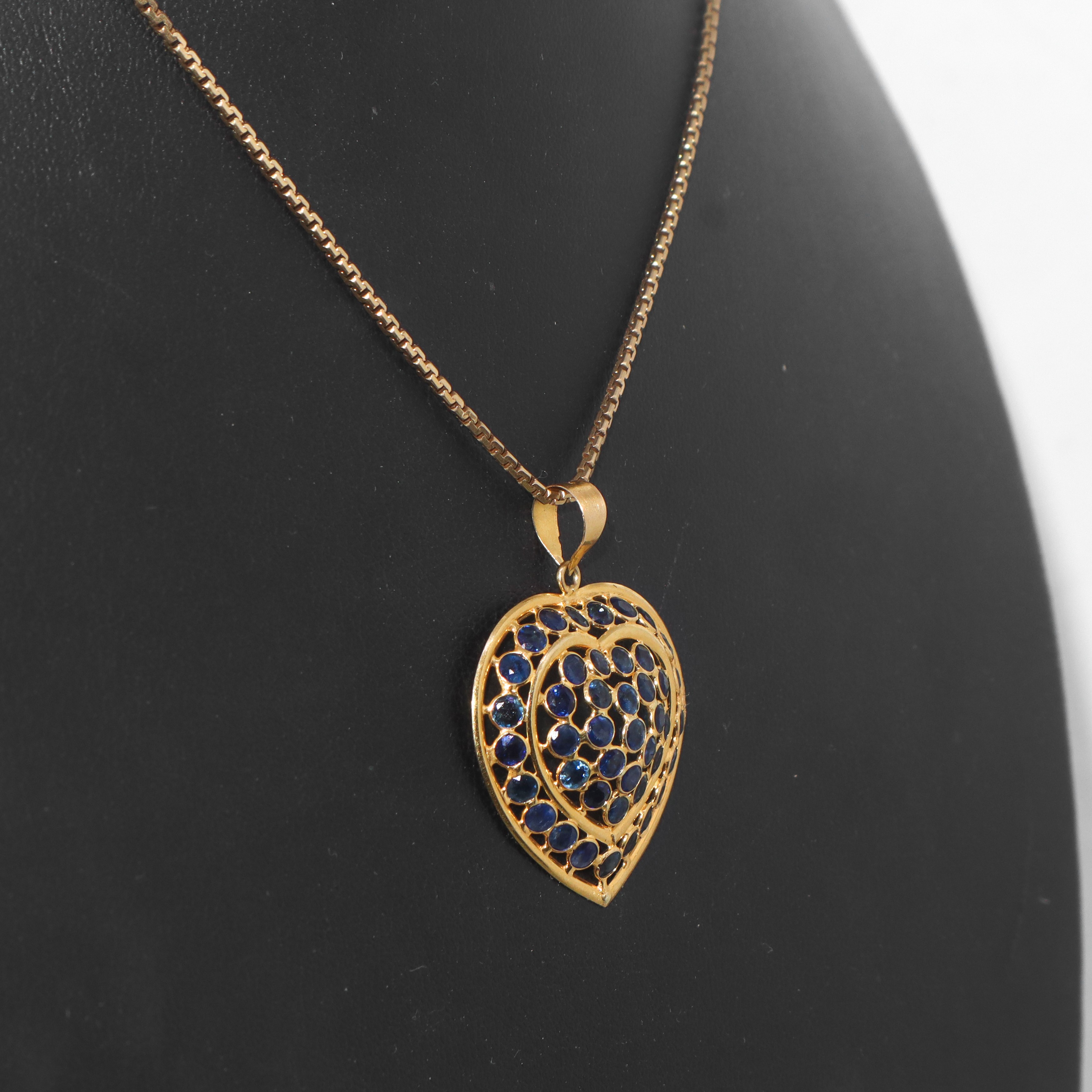 Ciondolo a cuore in oro giallo 18 kt e zaffiri con collana in oro.
