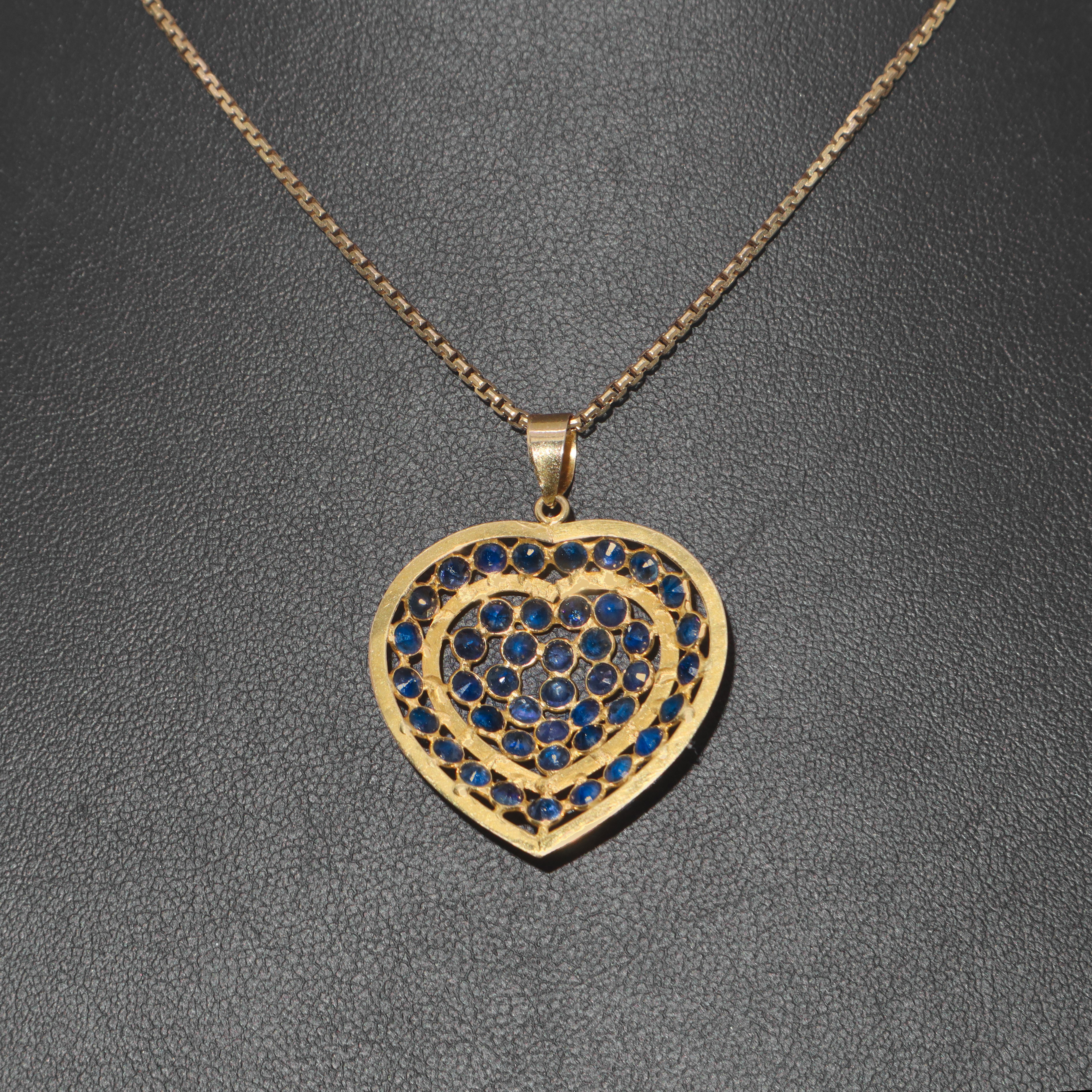 Ciondolo a cuore in oro giallo 18 kt e zaffiri con collana in oro.