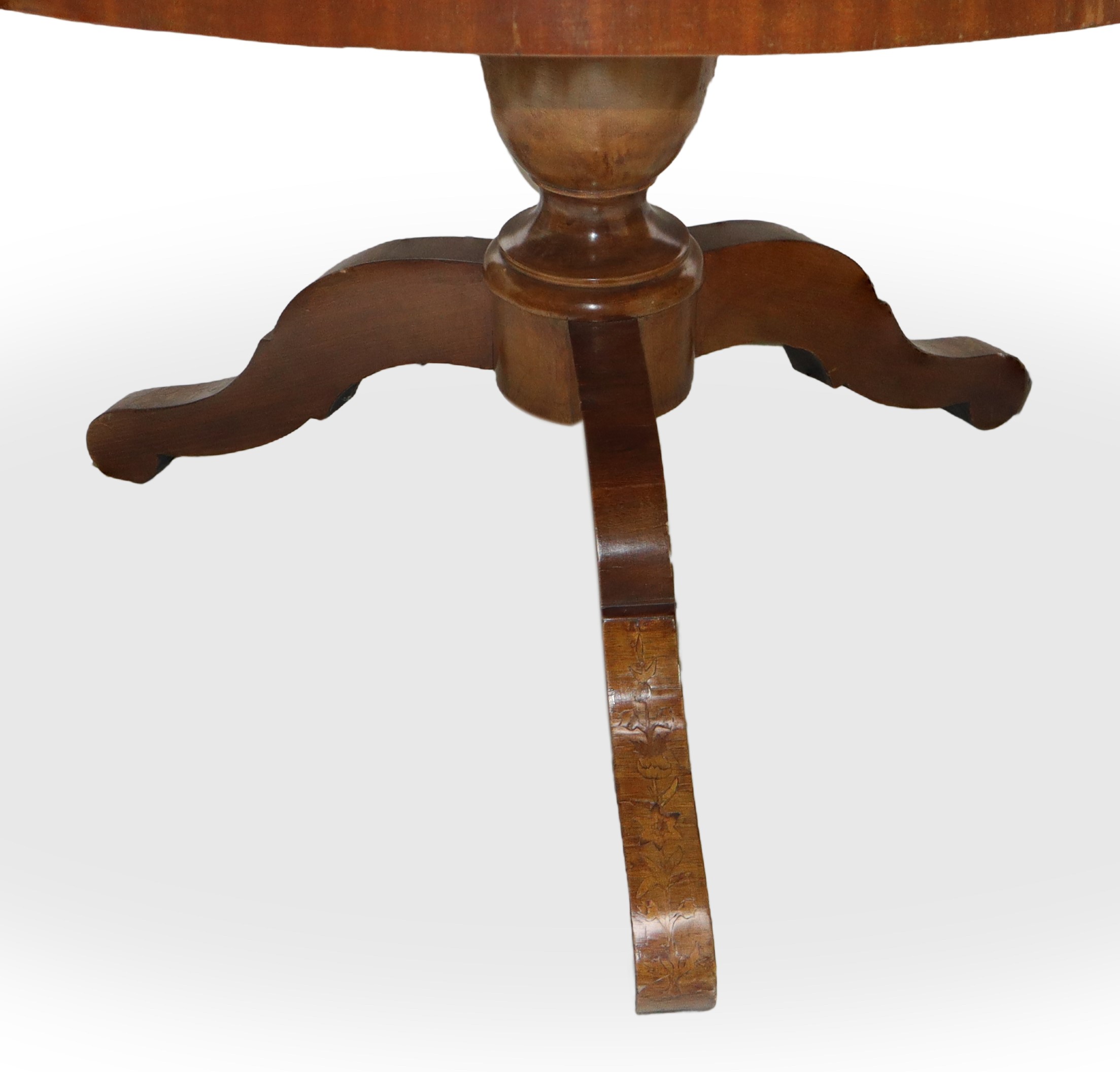 Tavolo rotondo in legno intarsiato, Inizi XX secolo