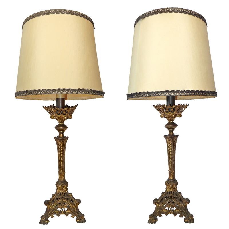 Coppia di Lumi con Base in Metallo Dorato
