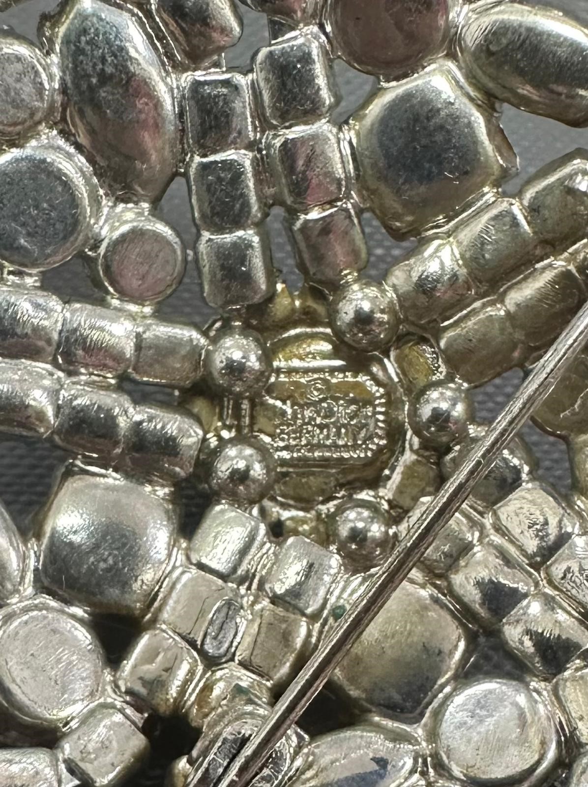 Spilla Dior a forma di fiore con cristalli Swarovski