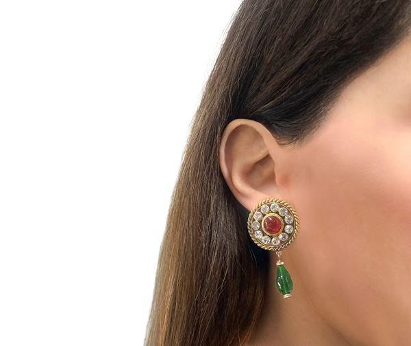 Chanel - Orecchini Chanel pendenti a clip decorati con strass e pietra centrale cabochon in pasta di vetro