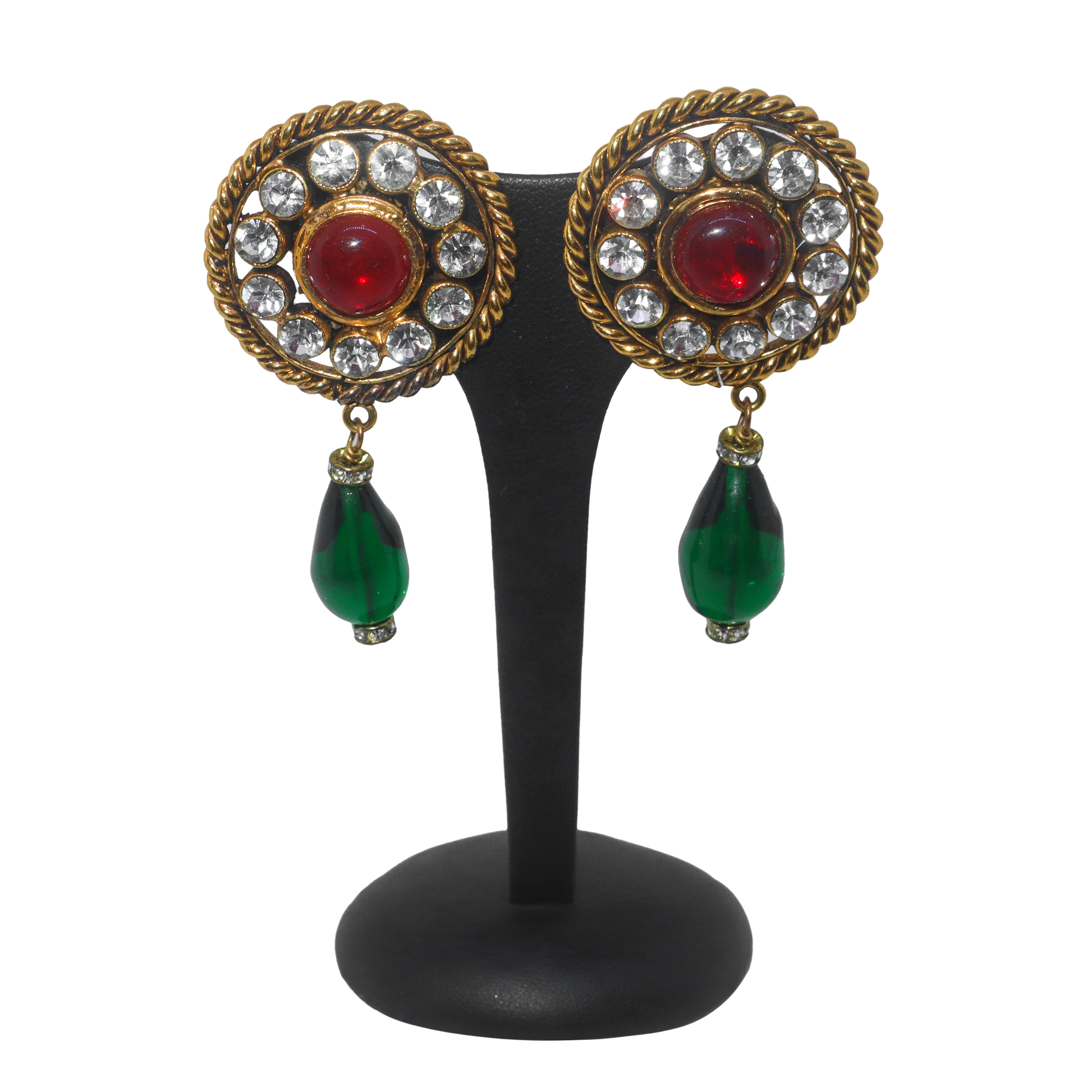 Orecchini Chanel pendenti a clip decorati con strass e pietra centrale cabochon in pasta di vetro