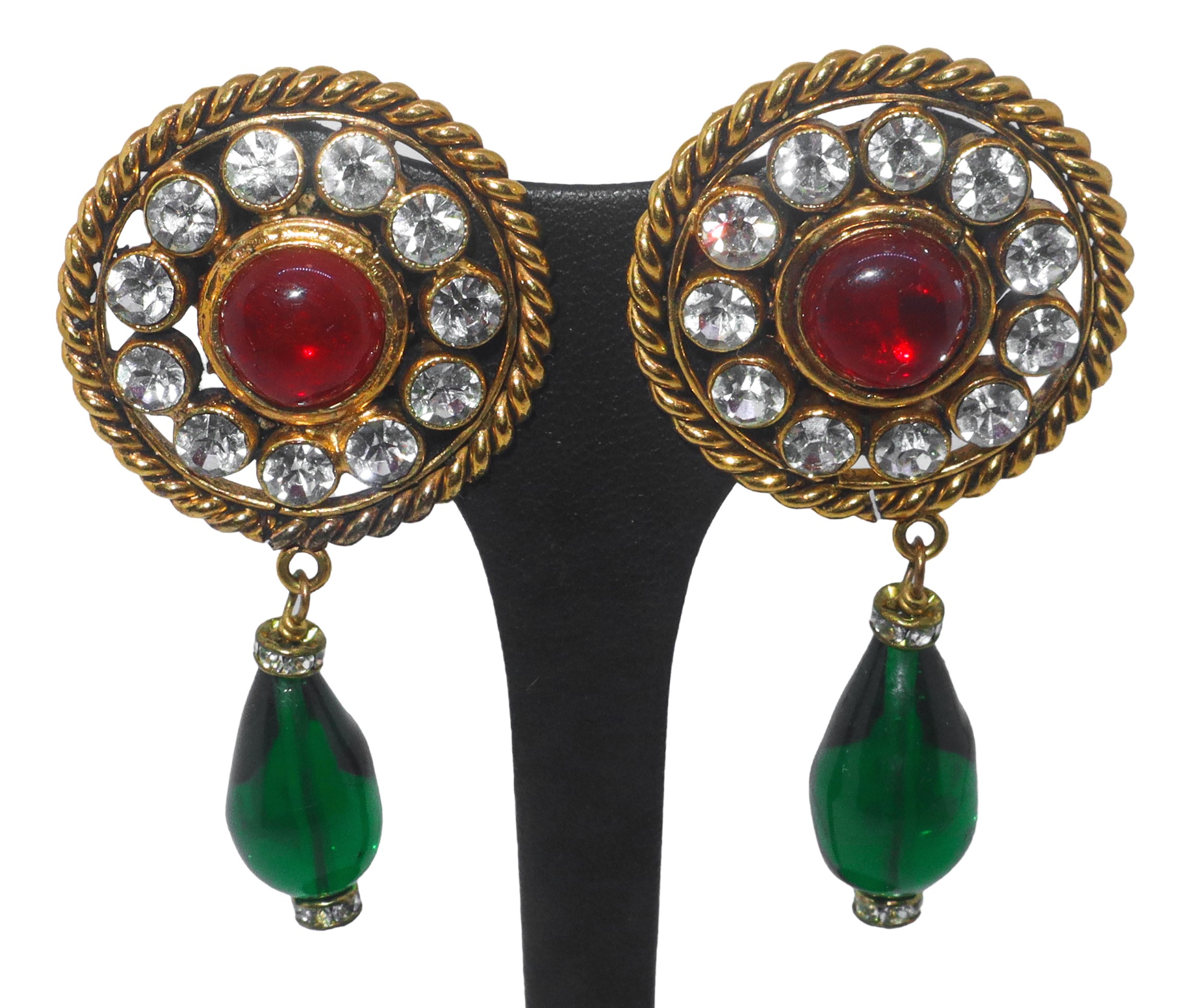 Orecchini Chanel pendenti a clip decorati con strass e pietra centrale cabochon in pasta di vetro