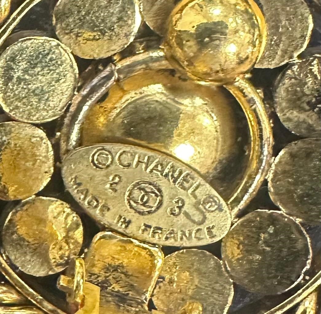 Orecchini Chanel pendenti a clip decorati con strass e pietra centrale cabochon in pasta di vetro