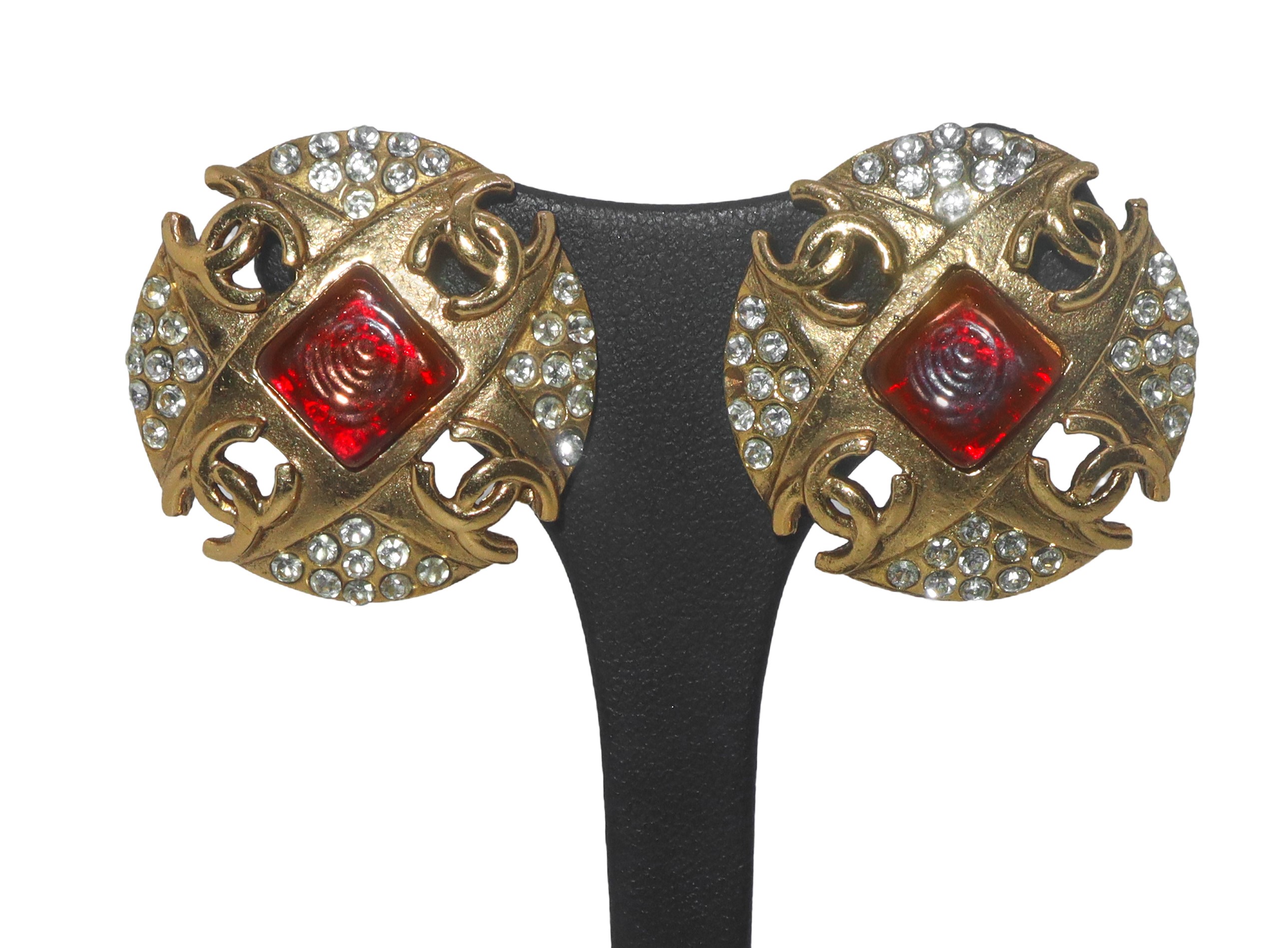 Orecchini chanel a clip modello a bottone con loghi e strass sul fronte e pietra in pasta di vetr...