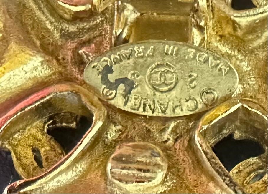 Orecchini chanel a clip modello a bottone con loghi e strass sul fronte e pietra in pasta di vetr...