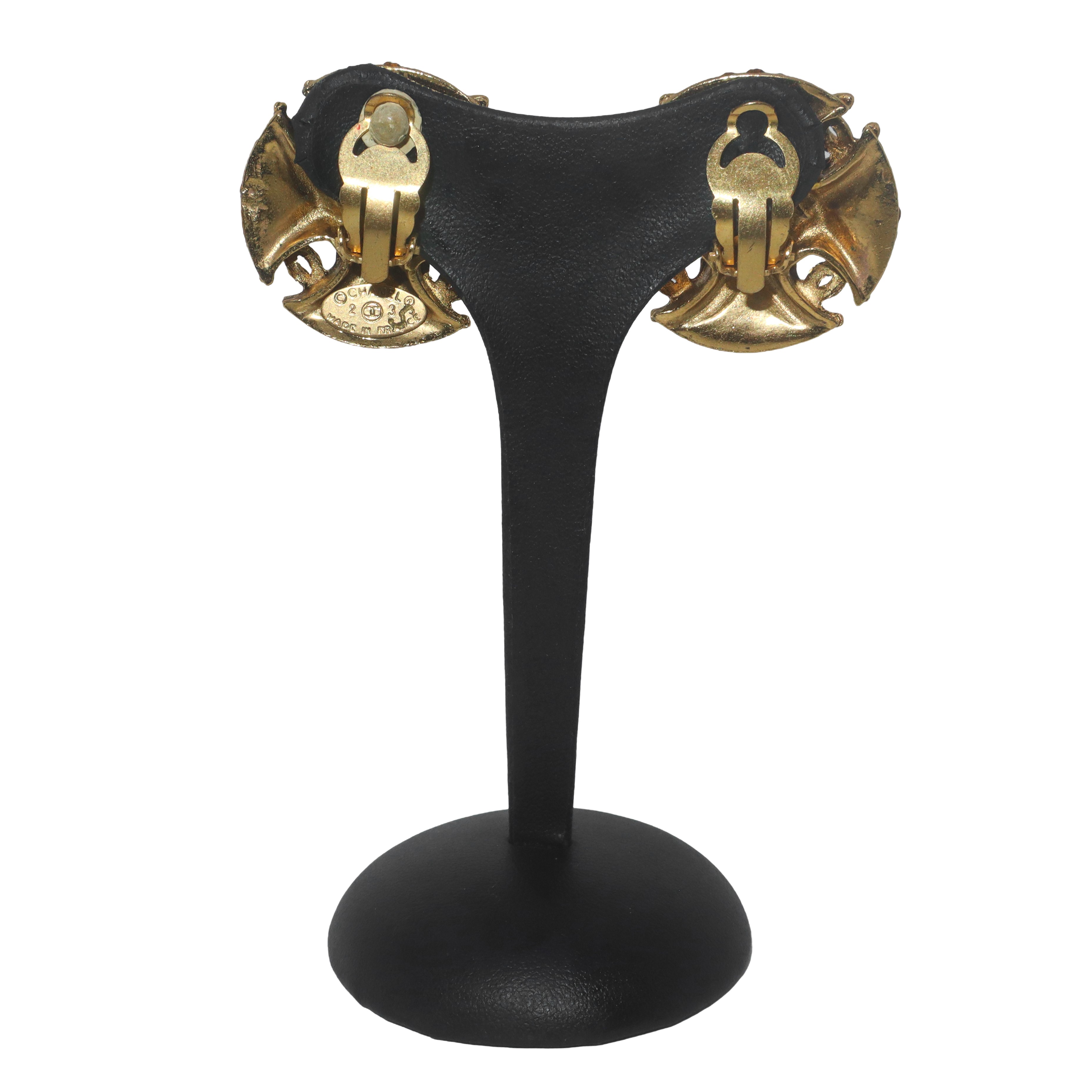 Orecchini chanel a clip modello a bottone con loghi e strass sul fronte e pietra in pasta di vetr...