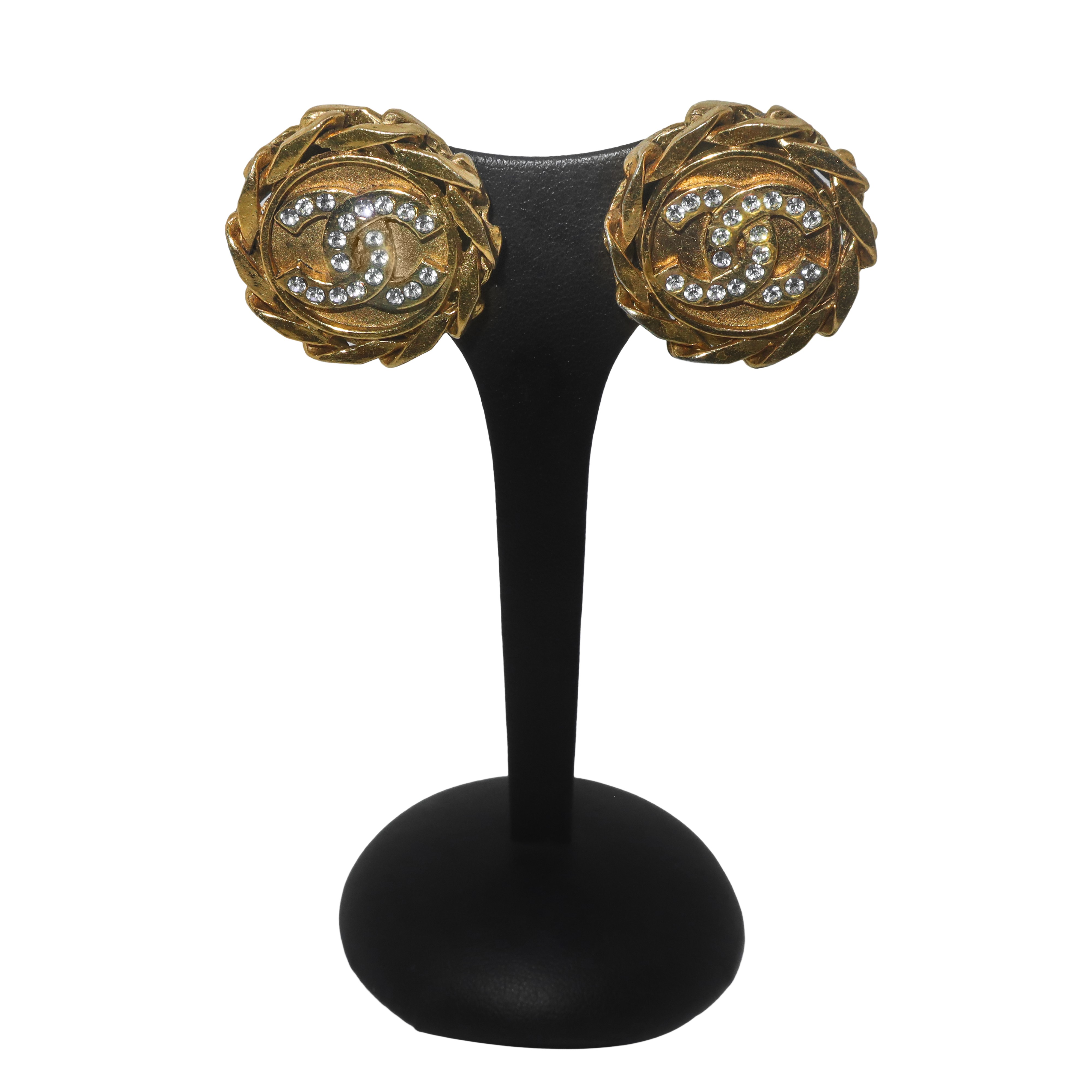 Orecchini Chanel a clip modello a bottone, logo con strass e bordatura chain