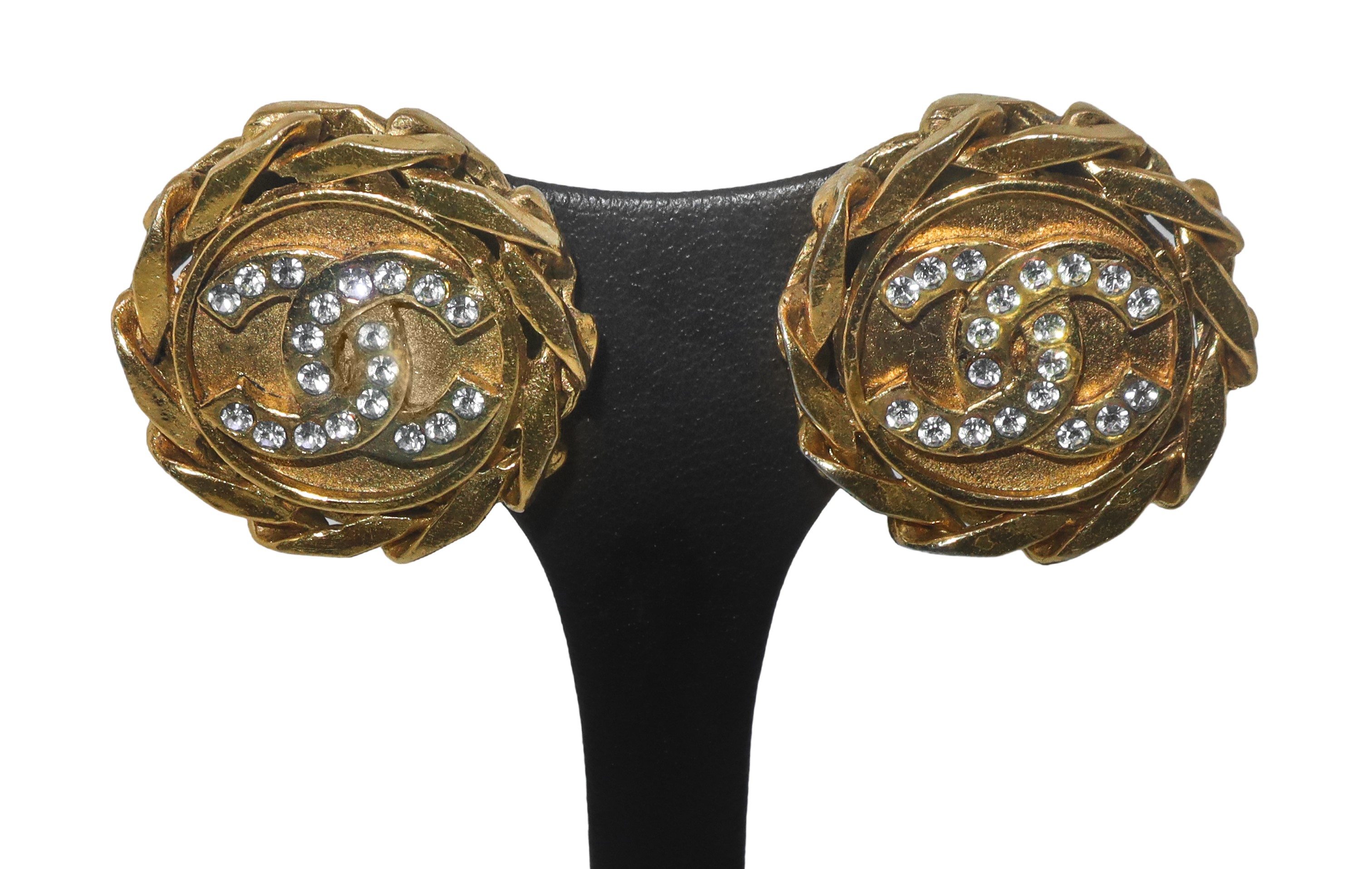 Orecchini Chanel a clip modello a bottone, logo con strass e bordatura chain