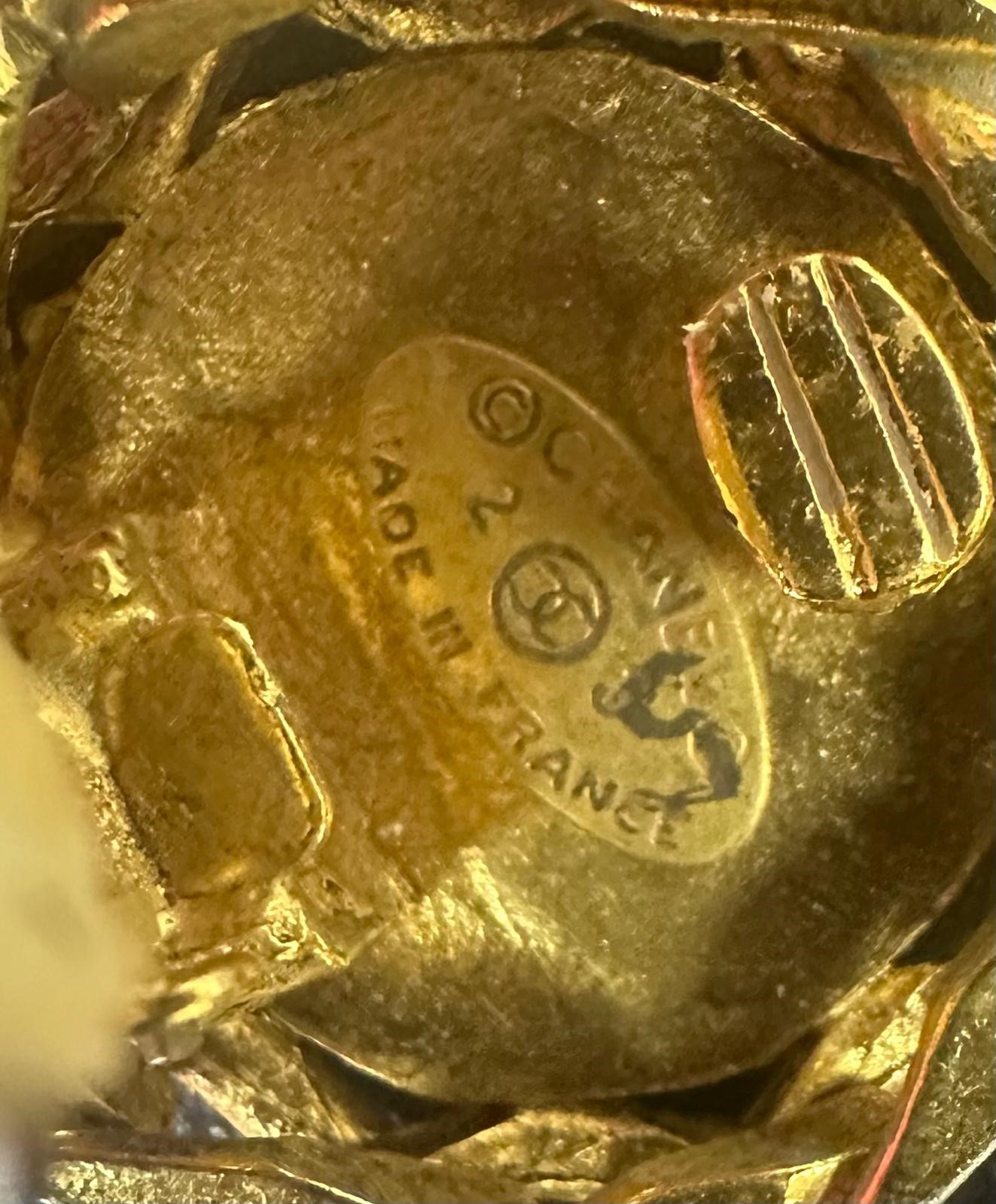 Orecchini Chanel a clip modello a bottone, logo con strass e bordatura chain