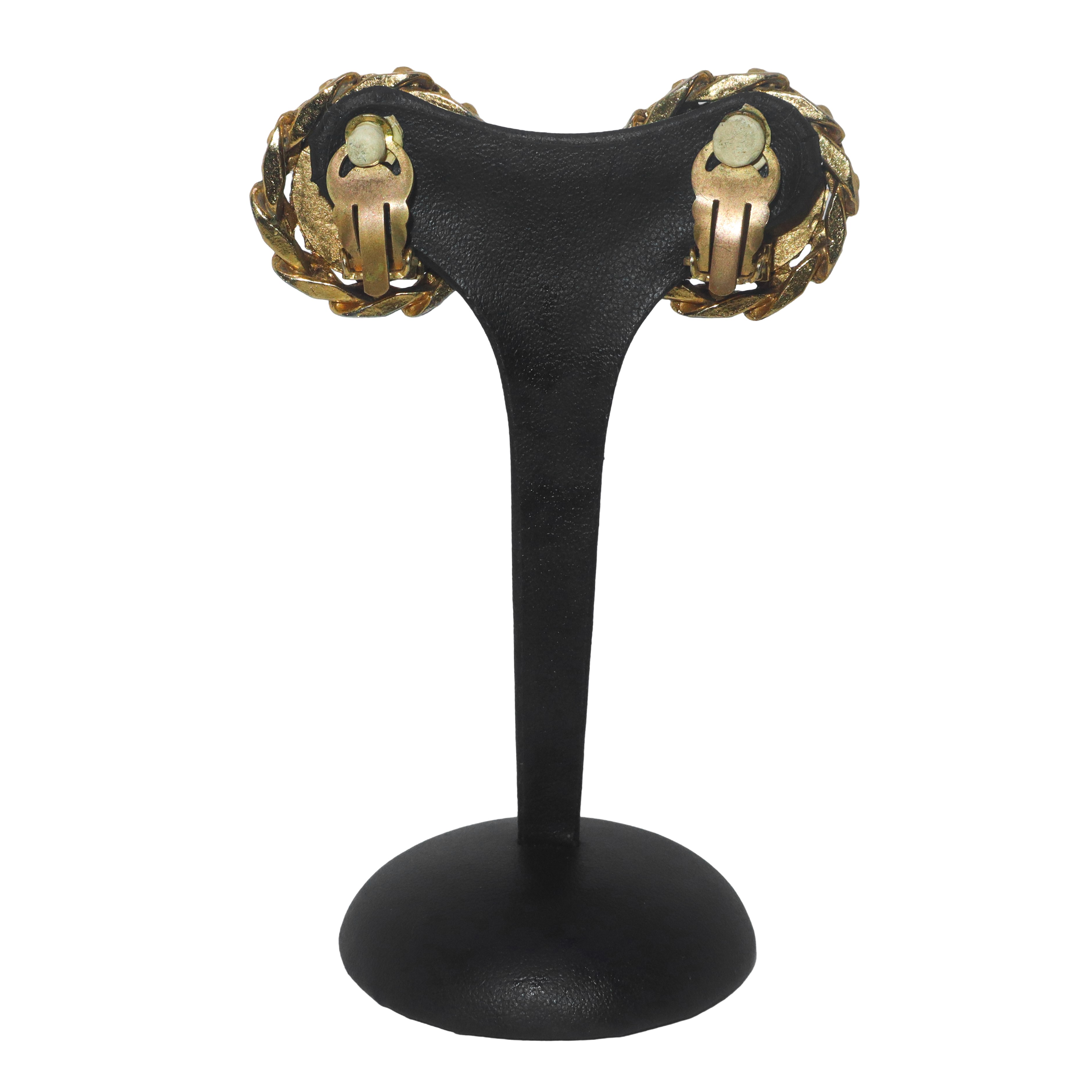 Orecchini Chanel a clip modello a bottone, logo con strass e bordatura chain