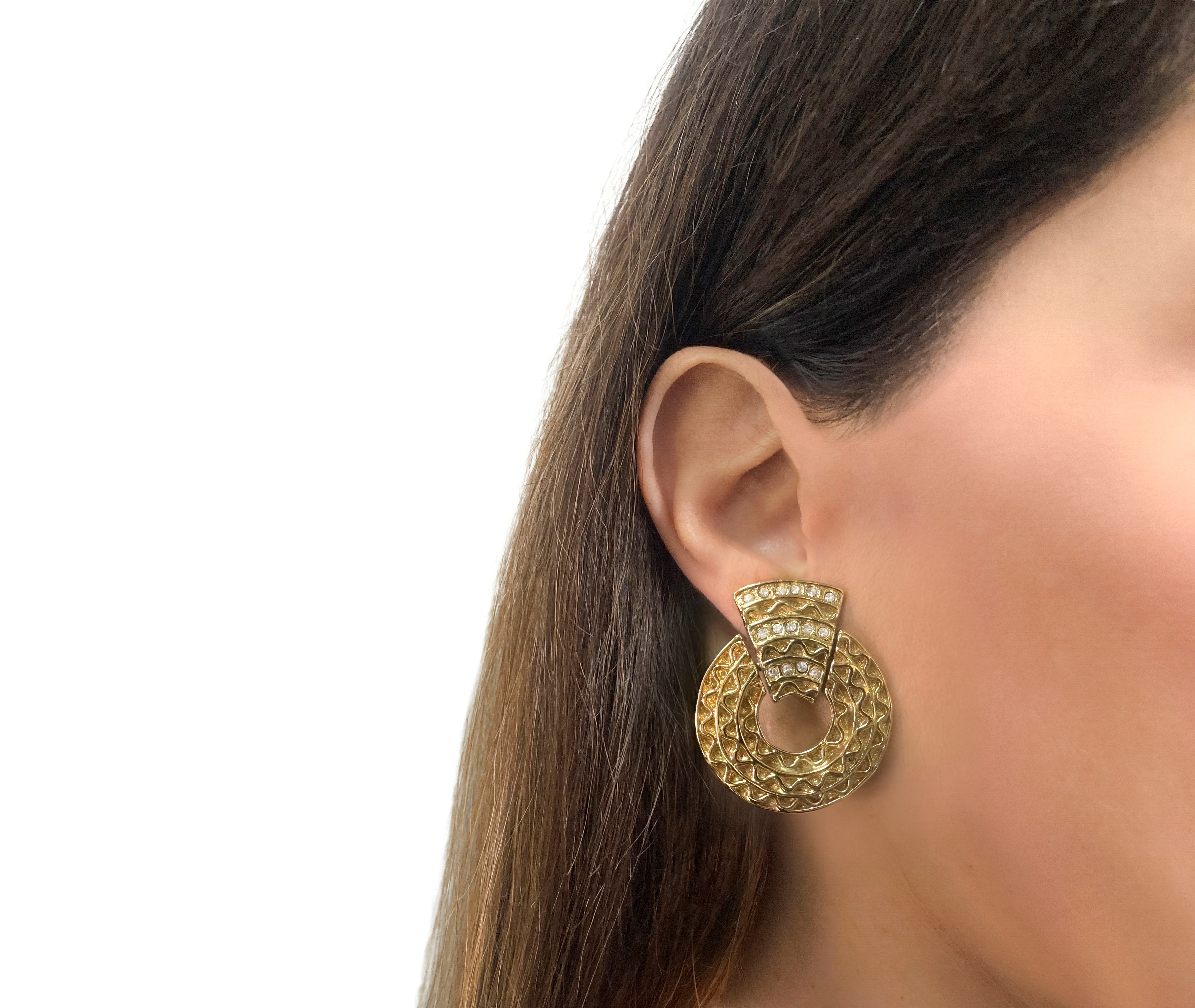 Orecchini in metallo dorato pendenti con chiusura a clip strass e motivo decorativo sul fronte