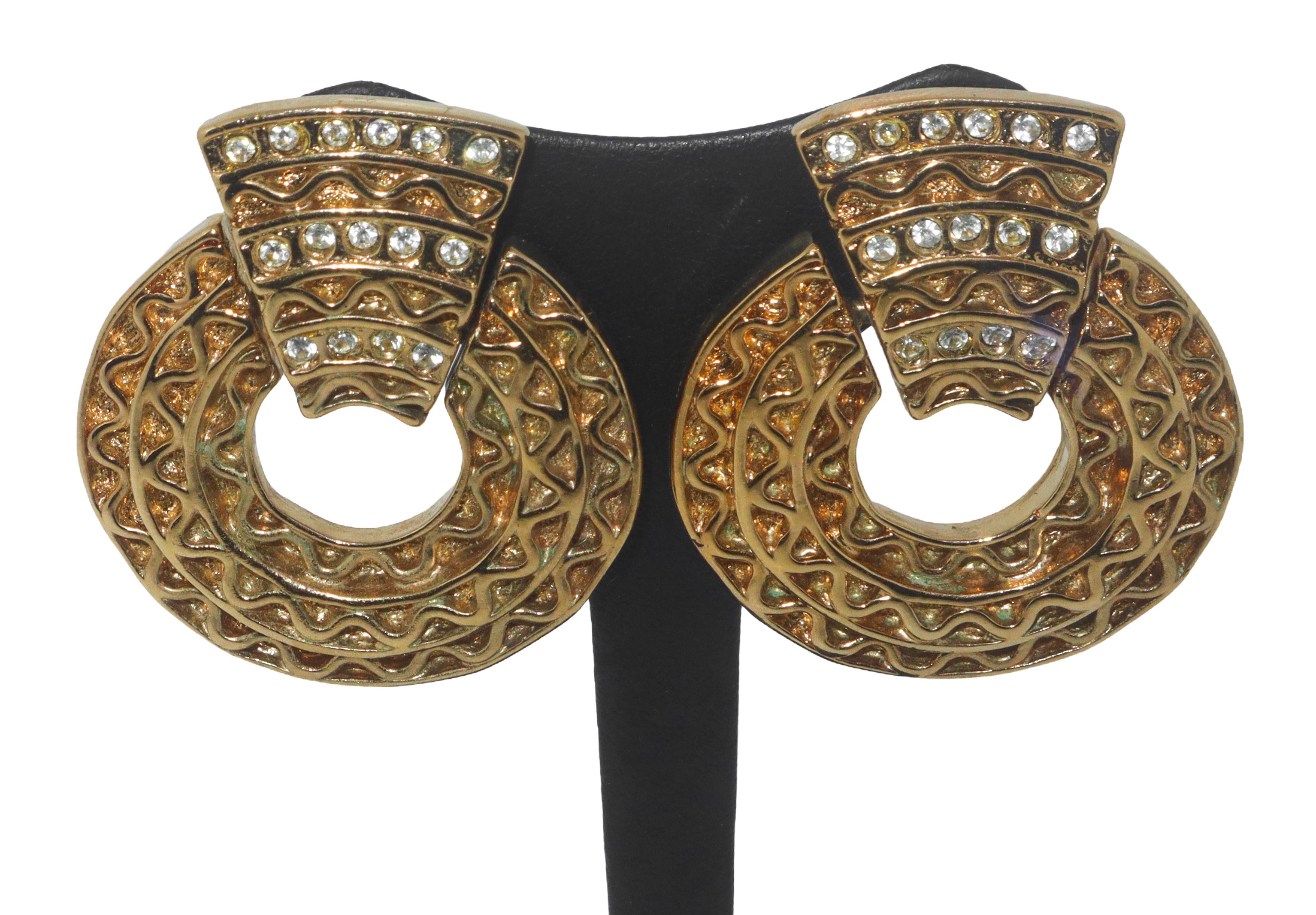 Orecchini in metallo dorato pendenti con chiusura a clip strass e motivo decorativo sul fronte