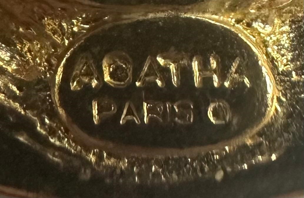 Orecchini in metallo dorato pendenti con chiusura a clip strass e motivo decorativo sul fronte