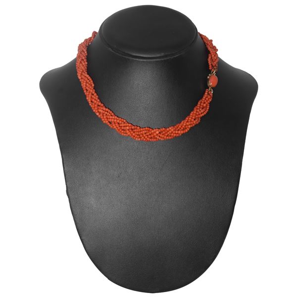 Red coral choker with 750 gold susta and coral in the center